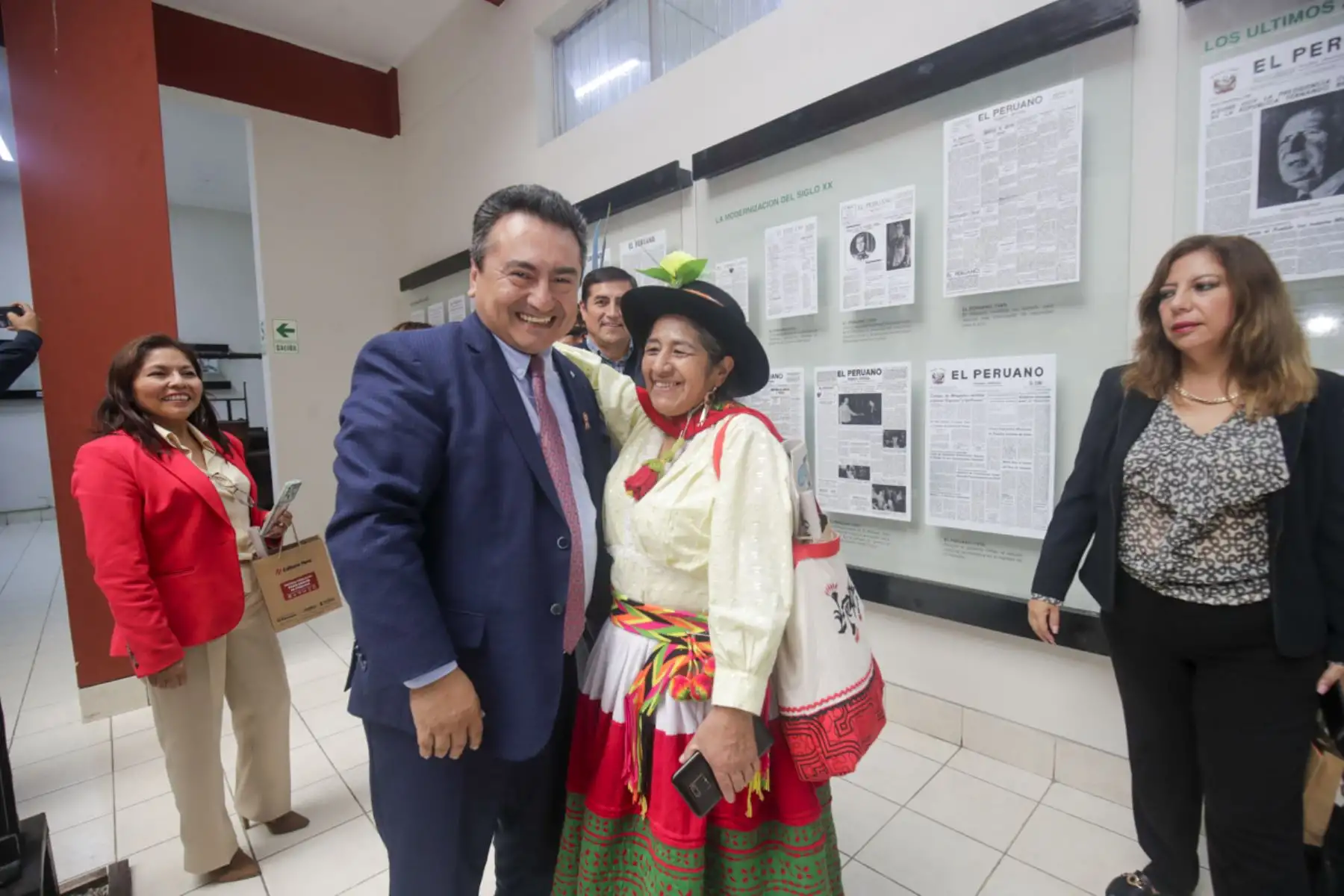 La delegación, integrada por docentes de quechua y sus variantes chanka, collao y central, y de las lenguas awajun, ashaninka, yanesha y aimara, fue recibida por Paz y el presidente del directorio de Editora Perú, Hugo Aguirre, quienes invitaron a los maestros a escribir en el diario oficial columnas de opinión en sus idiomas maternos sobre costumbres y diversidad cultural.

Foto: ANDINA/Juan Carlos Guzmán Negrini