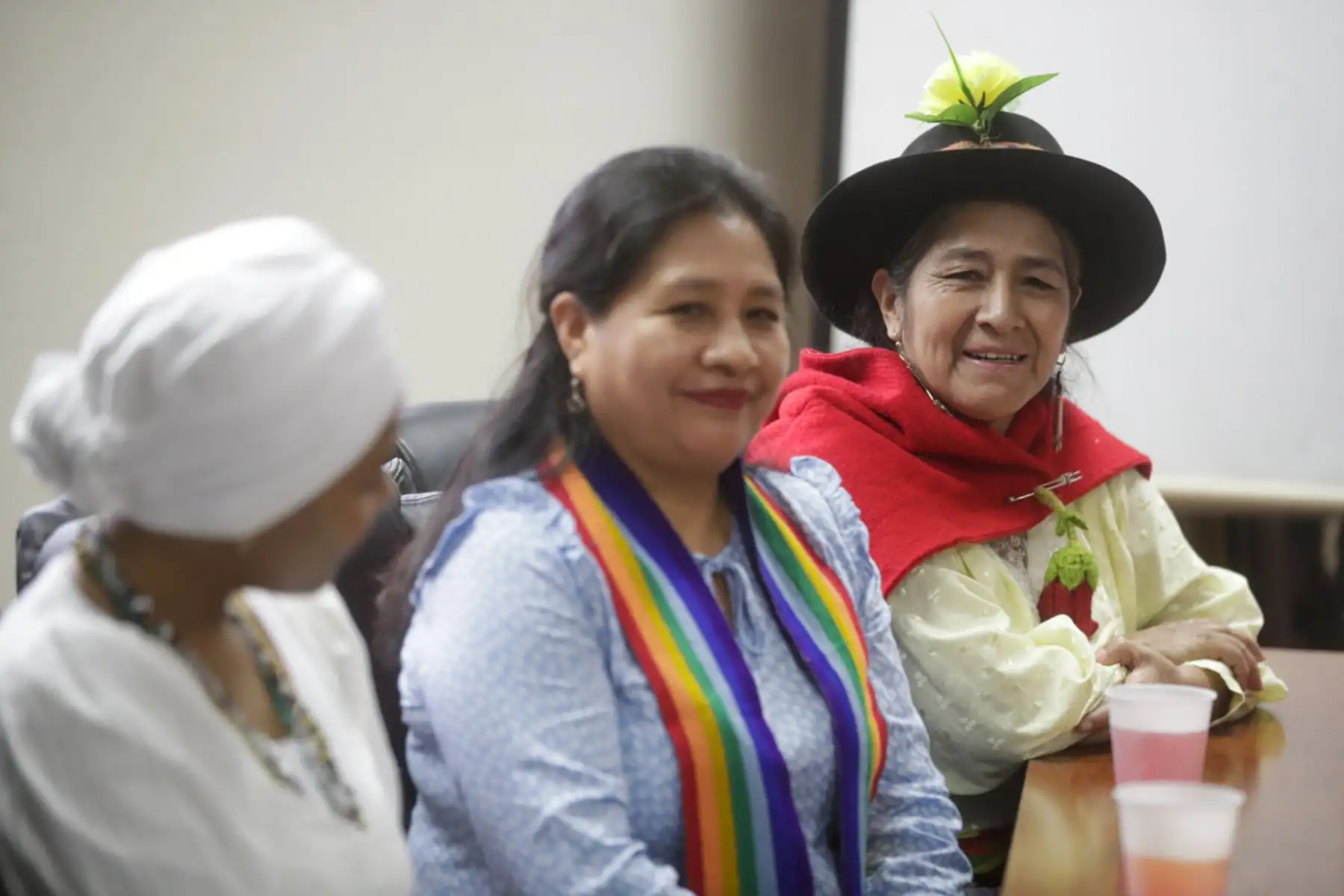 La delegación, integrada por docentes de quechua y sus variantes chanka, collao y central, y de las lenguas awajun, ashaninka, yanesha y aimara, fue recibida por Paz y el presidente del directorio de Editora Perú, Hugo Aguirre, quienes invitaron a los maestros a escribir en el diario oficial columnas de opinión en sus idiomas maternos sobre costumbres y diversidad cultural.

Foto: ANDINA/Juan Carlos Guzmán Negrini