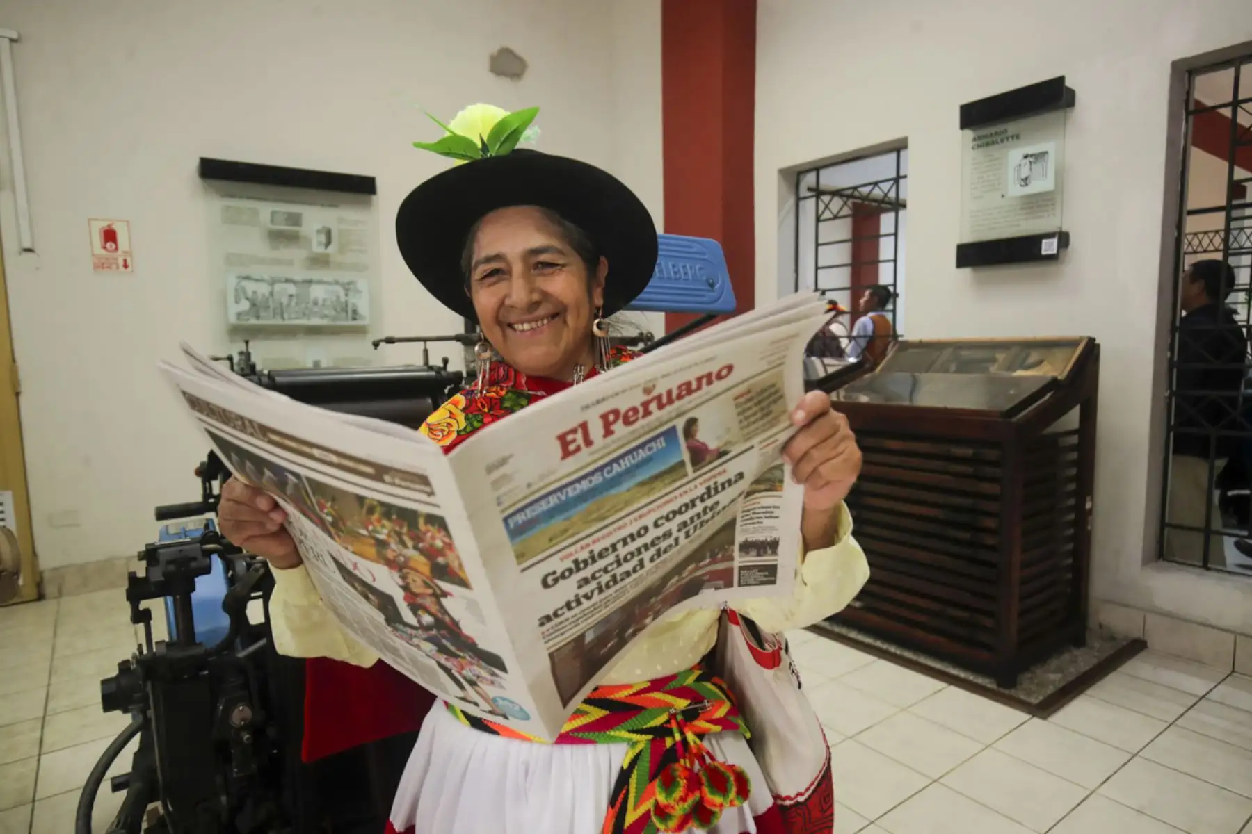 Docentes de diferentes pueblos originarios que laboran en el Ministerio de Educación visitaron las instalaciones del diario oficial el Peruano y la Agencia Andina en el Día del Maestro y agradecieron a su director, Félix Paz, por el constante apoyo en la difusión de información vinculada a la Educación Intercultural Bilingüe y las 48 lenguas originarias del país.

Foto: ANDINA/Juan Carlos Guzmán Negrini