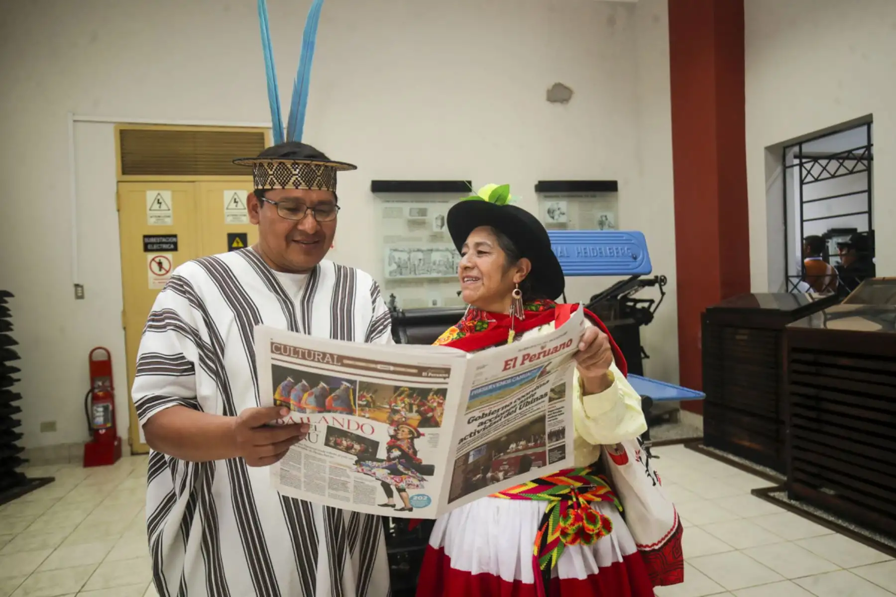 Docentes de diferentes pueblos originarios que laboran en el Ministerio de Educación visitaron las instalaciones del diario oficial el Peruano y la Agencia Andina en el Día del Maestro y agradecieron a su director, Félix Paz, por el constante apoyo en la difusión de información vinculada a la Educación Intercultural Bilingüe y las 48 lenguas originarias del país.

Foto: ANDINA/Juan Carlos Guzmán Negrini