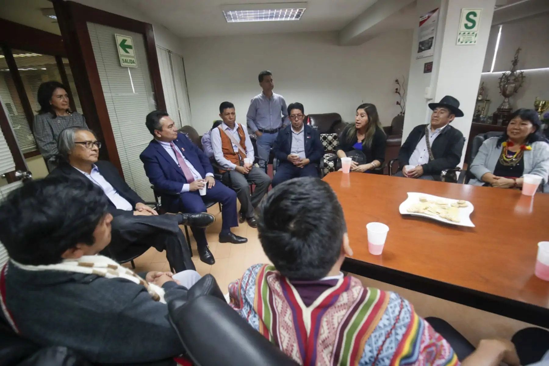 La delegación, integrada por docentes de quechua y sus variantes chanka, collao y central, y de las lenguas awajun, ashaninka, yanesha y aimara, fue recibida por Paz y el presidente del directorio de Editora Perú, Hugo Aguirre, quienes invitaron a los maestros a escribir en el diario oficial columnas de opinión en sus idiomas maternos sobre costumbres y diversidad cultural.
Foto: ANDINA/Juan Carlos Guzmán Negrini