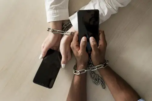Los cibercriminales divulgan este material en redes sociales o sitios pornográficos para extorsionar a las víctimas o intimidarlas.