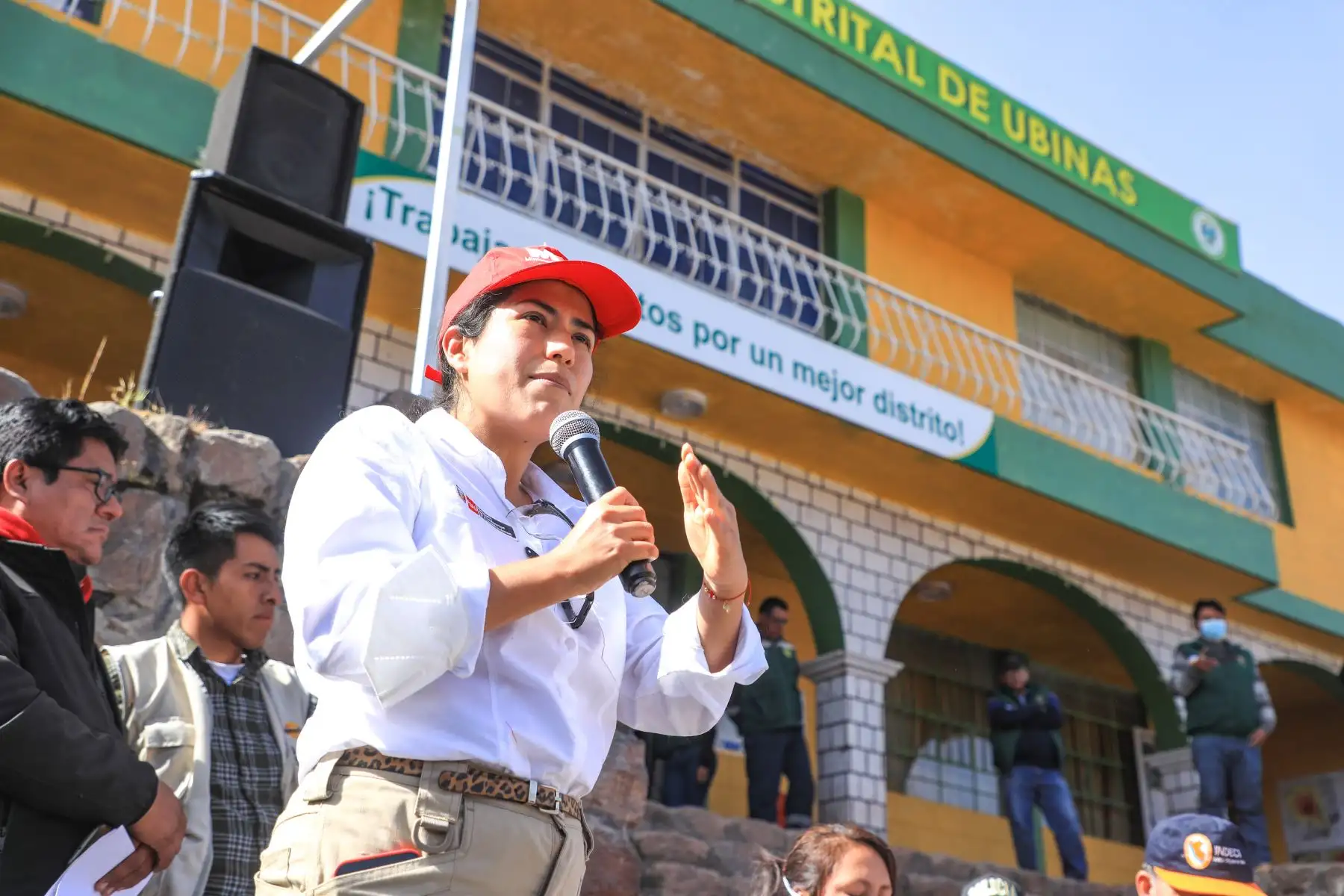 La ministra de Transportes y Comunicaciones, Paola Lazarte, llegó al albergue Sirahuaya para reunirse con diversas autoridades de la zona con el fin de conocer las necesidades urgentes de la ciudadanía por el proceso eruptivo del volcán Ubinas en Moquegua. 
Foto: ANDINA/MTC