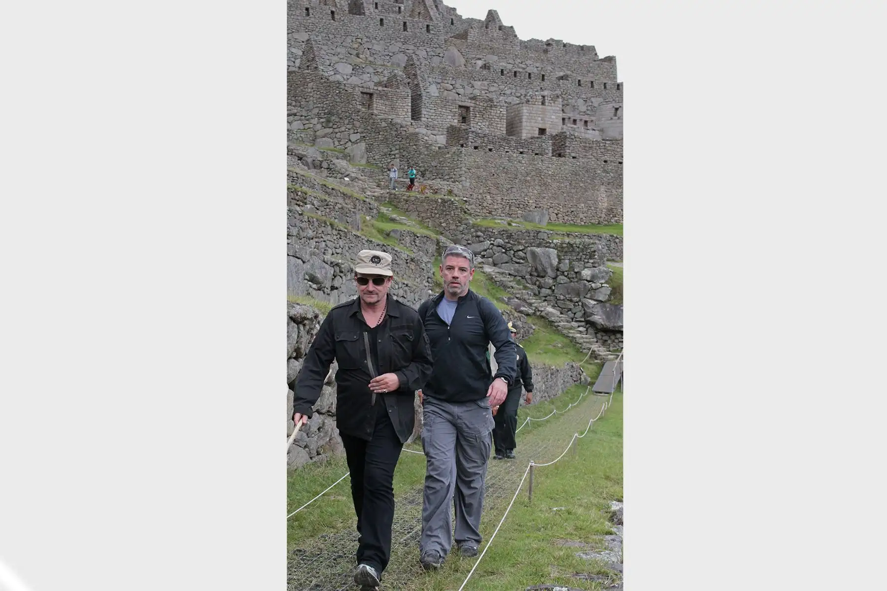 Cusco - 25 Febrero 2012 / - Bono, el líder de la banda irlandesa U2, camina  por la ciudadela inca de Machu Picchu. Bono logró visitar la ciudadela, que consideró "impresionante", tras escapar del asedio de la prensa. Foto: EFE