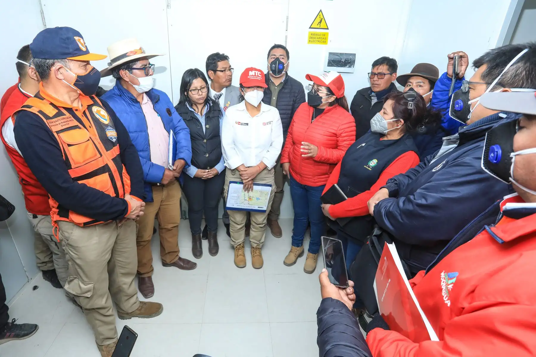 La ministra de Transportes y Comunicaciones, Paola Lazarte, llegó al albergue Sirahuaya para reunirse con diversas autoridades de la zona con el fin de conocer las necesidades urgentes de la ciudadanía por el proceso eruptivo del volcán Ubinas en Moquegua. 
Foto: ANDINA/MTC