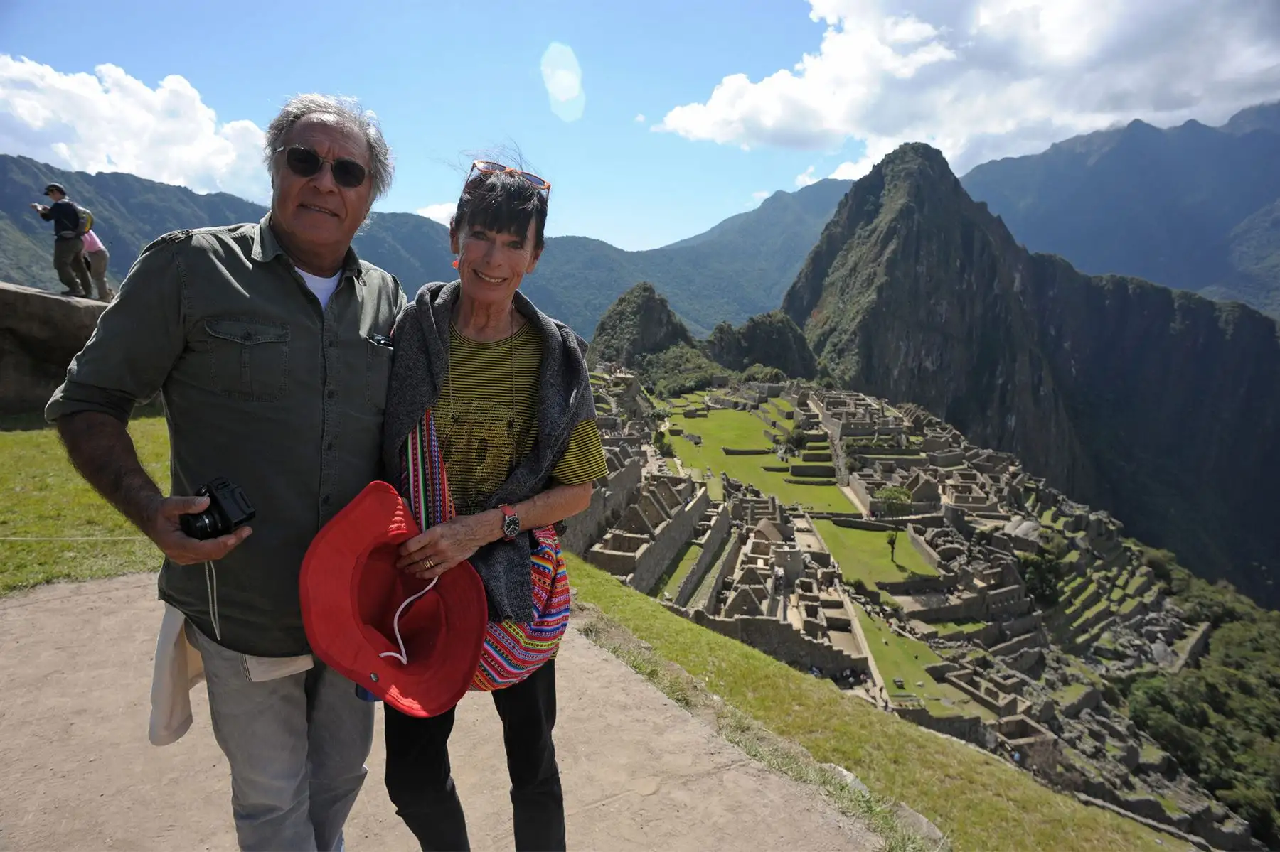 Cusco - 16 agosto 2011 /  La actriz británica Geraldine Chaplin (d), posa junto a su esposo, el realizador chileno Patricio Castillo, frente al Santuario Histórico de Machu Picchu. Chaplin se encuentra de visita en la región junto a su esposo, luego de haber participado como presidenta del jurado oficial del Festival de Cine de Lima. Foto: EFE