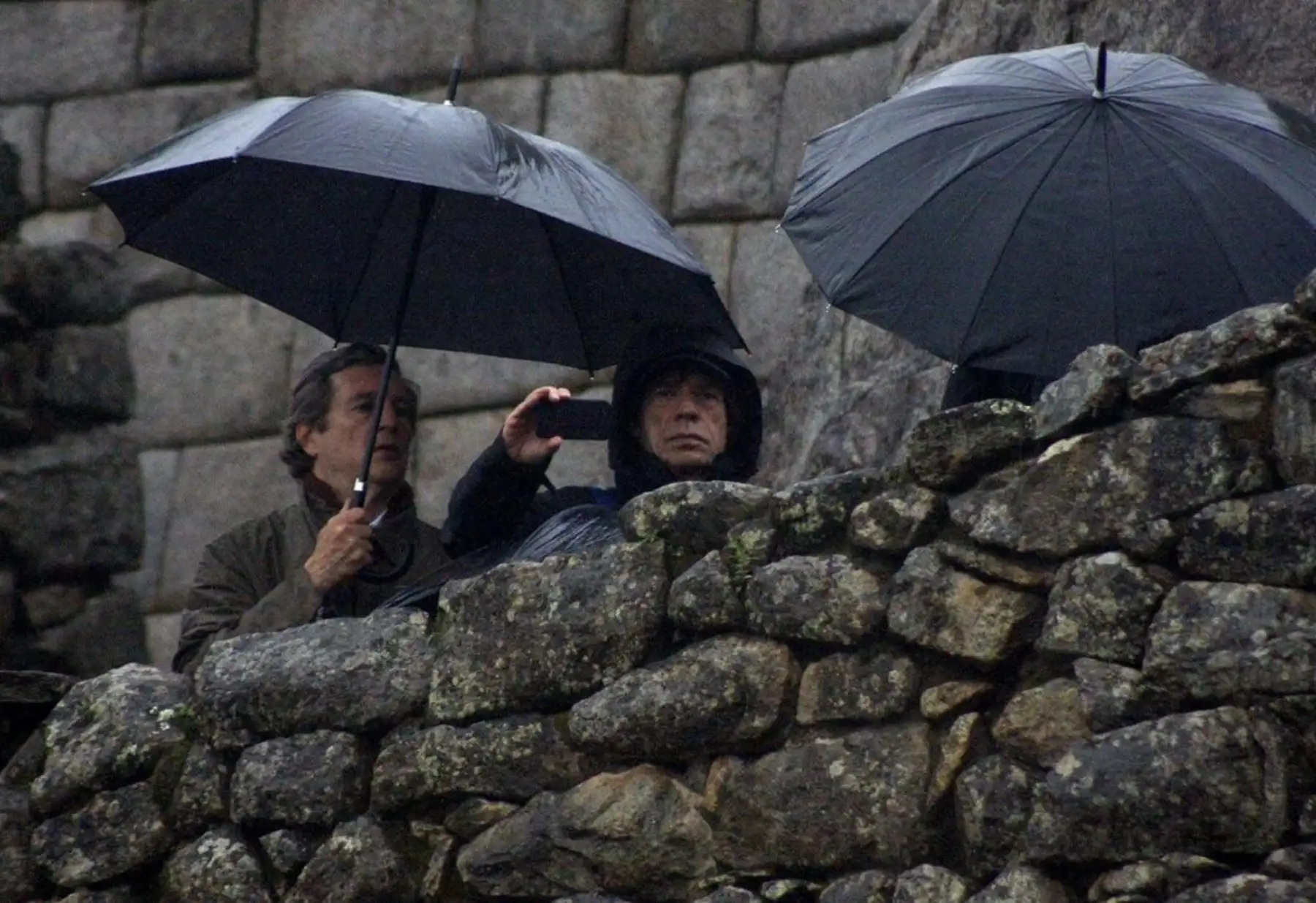 Cusco 14 octubre 2011 / Pese a una persistente lluvia, el líder de la banda de rock The Rolling Stones, Mick Jagger, recorrió hoy junto a su familia la ciudadela incaica de Machu Picchu y quedó asombrado por la majestuosidad de la maravilla del mundo y principal ícono turístico peruano. Foto: ANDINA / Percy Hurtado.