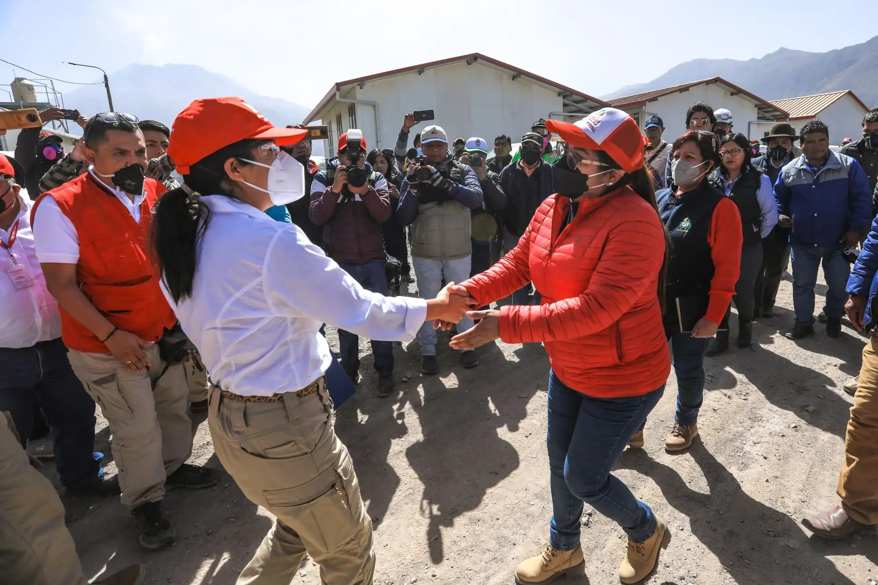 La ministra de Transportes y Comunicaciones, Paola Lazarte, llegó al albergue Sirahuaya para reunirse con diversas autoridades de la zona con el fin de conocer las necesidades urgentes de la ciudadanía por el proceso eruptivo del volcán Ubinas en Moquegua. 
Foto: ANDINA/MTC