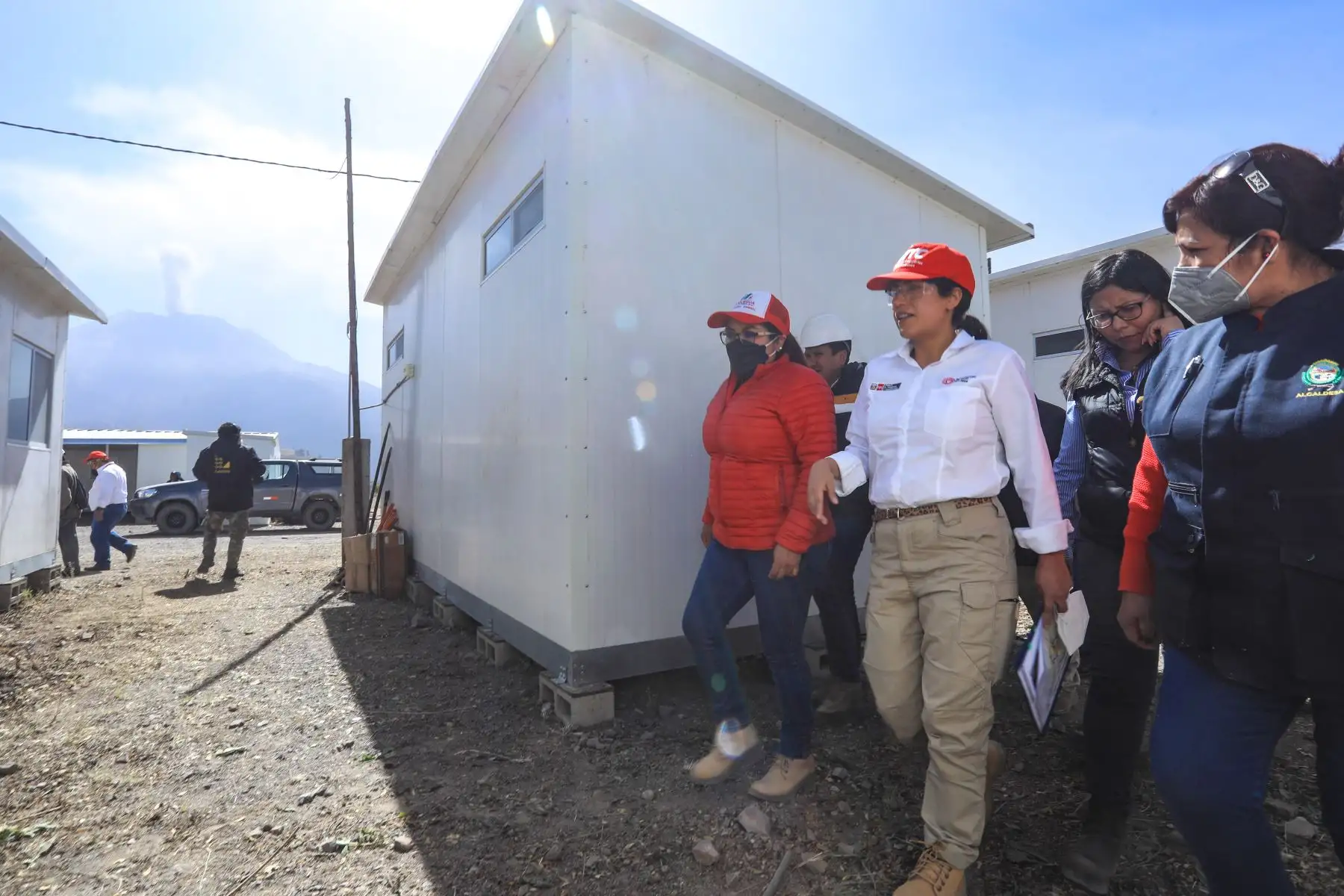 La ministra de Transportes y Comunicaciones, Paola Lazarte, llegó al albergue Sirahuaya para reunirse con diversas autoridades de la zona con el fin de conocer las necesidades urgentes de la ciudadanía por el proceso eruptivo del volcán Ubinas en Moquegua. 
Foto: ANDINA/MTC