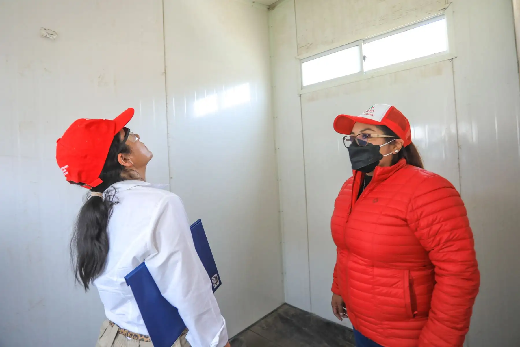 La ministra de Transportes y Comunicaciones, Paola Lazarte, llegó al albergue Sirahuaya para reunirse con diversas autoridades de la zona con el fin de conocer las necesidades urgentes de la ciudadanía por el proceso eruptivo del volcán Ubinas en Moquegua. 
Foto: ANDINA/MTC