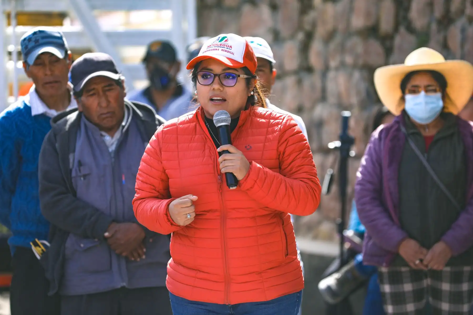 La ministra de Transportes y Comunicaciones, Paola Lazarte, llegó al albergue Sirahuaya para reunirse con diversas autoridades de la zona con el fin de conocer las necesidades urgentes de la ciudadanía por el proceso eruptivo del volcán Ubinas en Moquegua. 
Foto: ANDINA/MTC