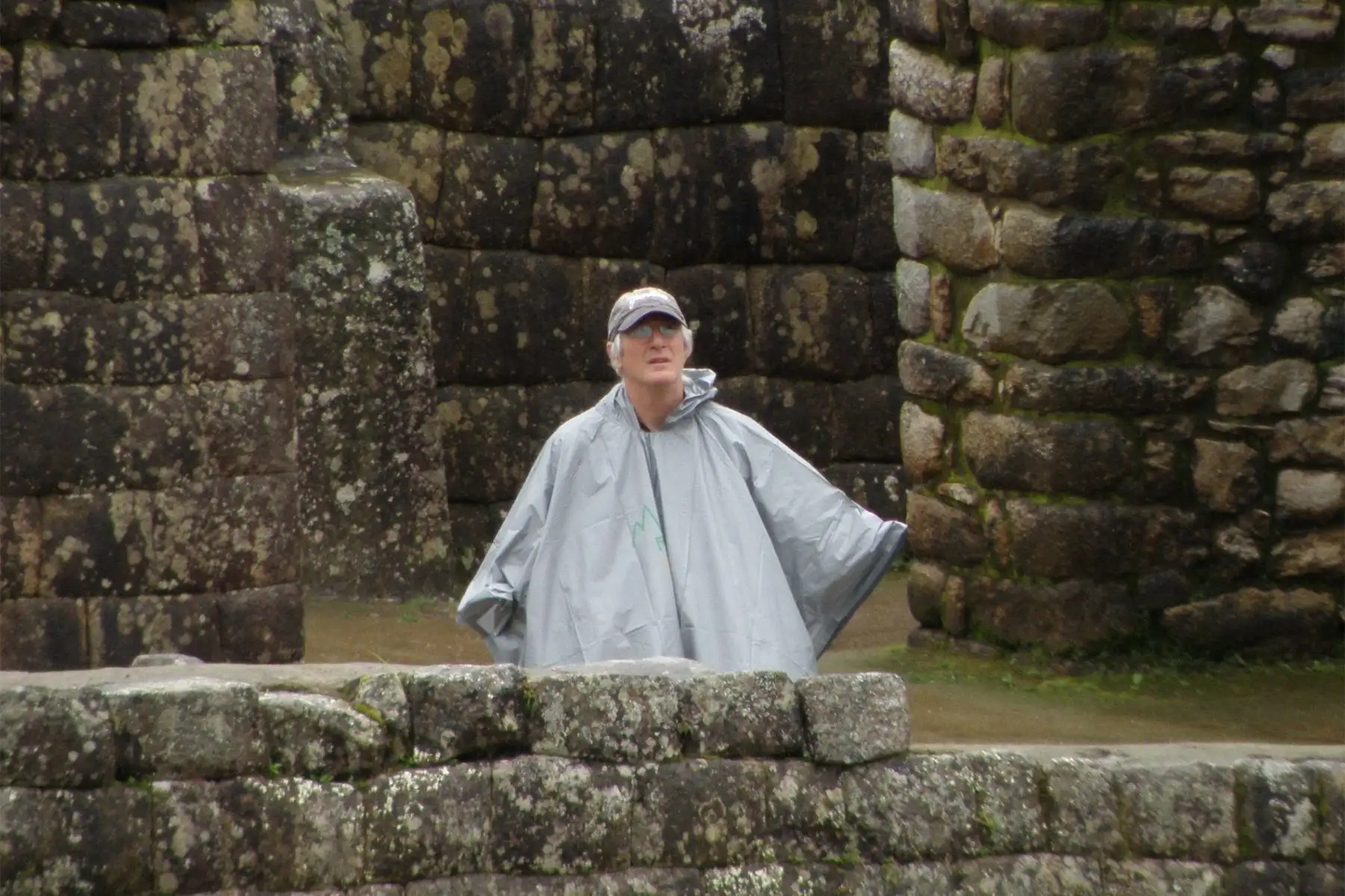 Cuso - 15 marzo 2011 / El actor estadounidense Richard Gere visita la ciudadela incaica de Machu Picchu, ícono del turismo mundial. Tiene previsto subir al Huayna Picchu o "montaña joven", informaron fuentes locales. Foto: ANDINA / Percy Hurtado.