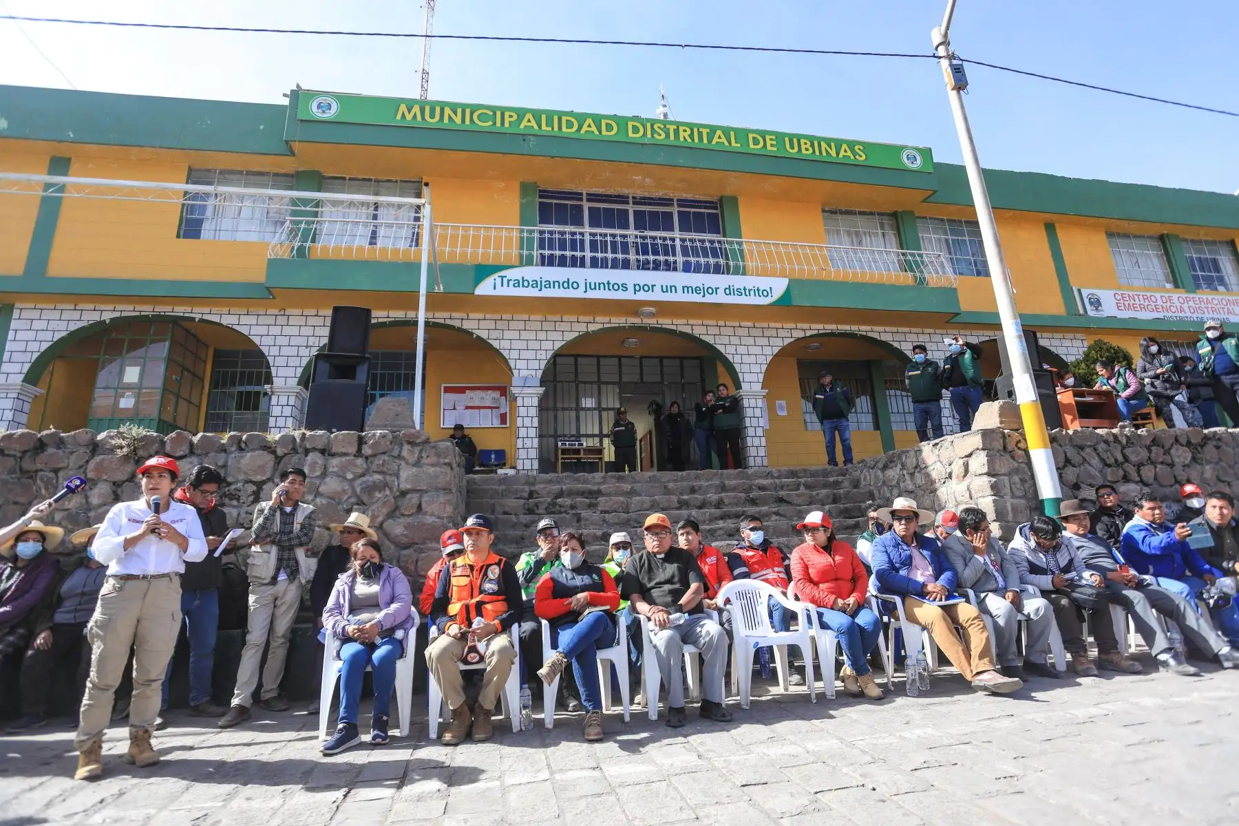 La ministra de Transportes y Comunicaciones, Paola Lazarte, llegó al albergue Sirahuaya para reunirse con diversas autoridades de la zona con el fin de conocer las necesidades urgentes de la ciudadanía por el proceso eruptivo del volcán Ubinas en Moquegua. 
Foto: ANDINA/MTC