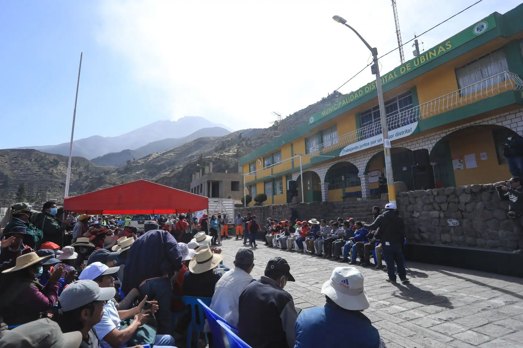 La ministra de Transportes y Comunicaciones, Paola Lazarte, llegó al albergue Sirahuaya para reunirse con diversas autoridades de la zona con el fin de conocer las necesidades urgentes de la ciudadanía por el proceso eruptivo del volcán Ubinas en Moquegua. 
Foto: ANDINA/MTC