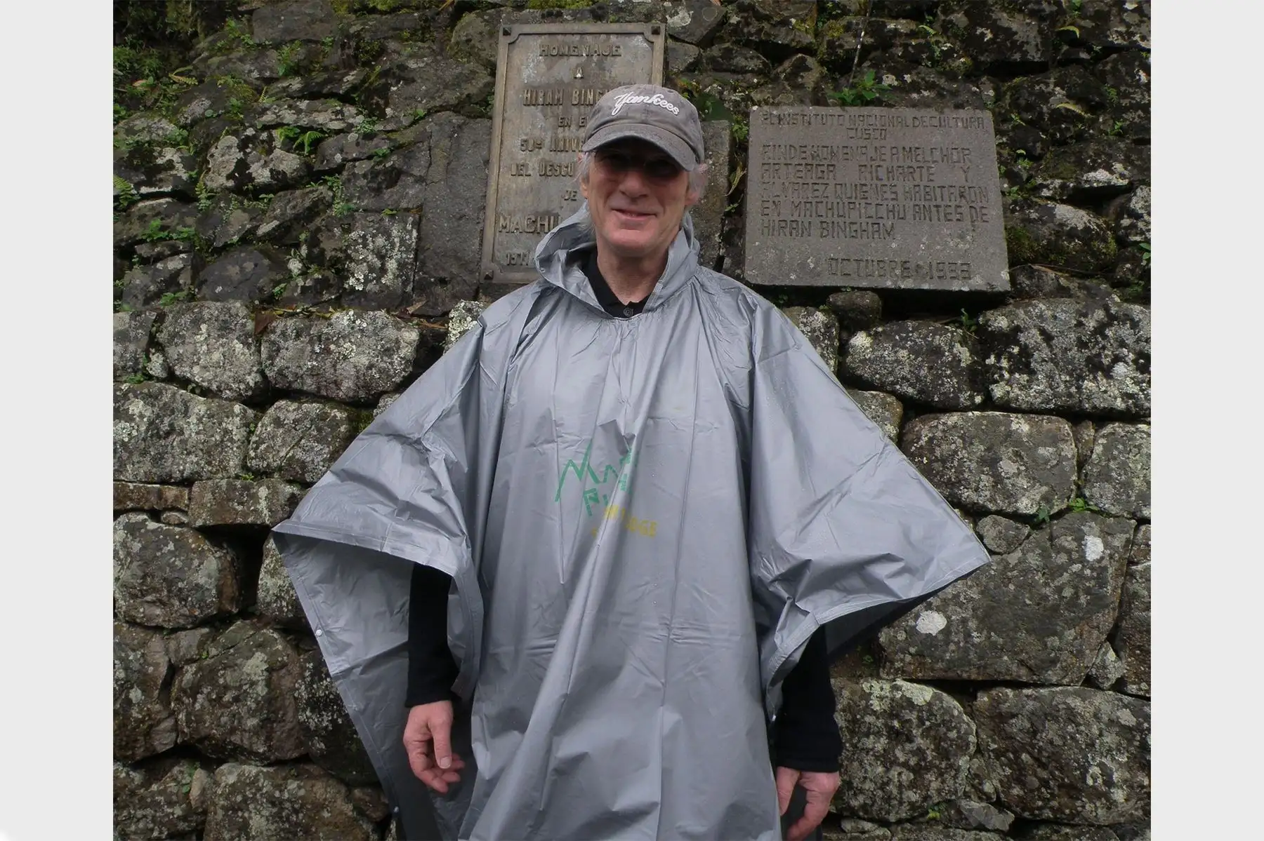 Cusco 15 marzo 2011 / Actor Richard Gere posó para periodistas junto a la placa de bronce en memoria del explorador Hiram Bingham y la placa de piedra en homenaje a gente que habitó la zona antes que el explorador llegara en 1911. Foto: ANDINA / Percy Hurtado.