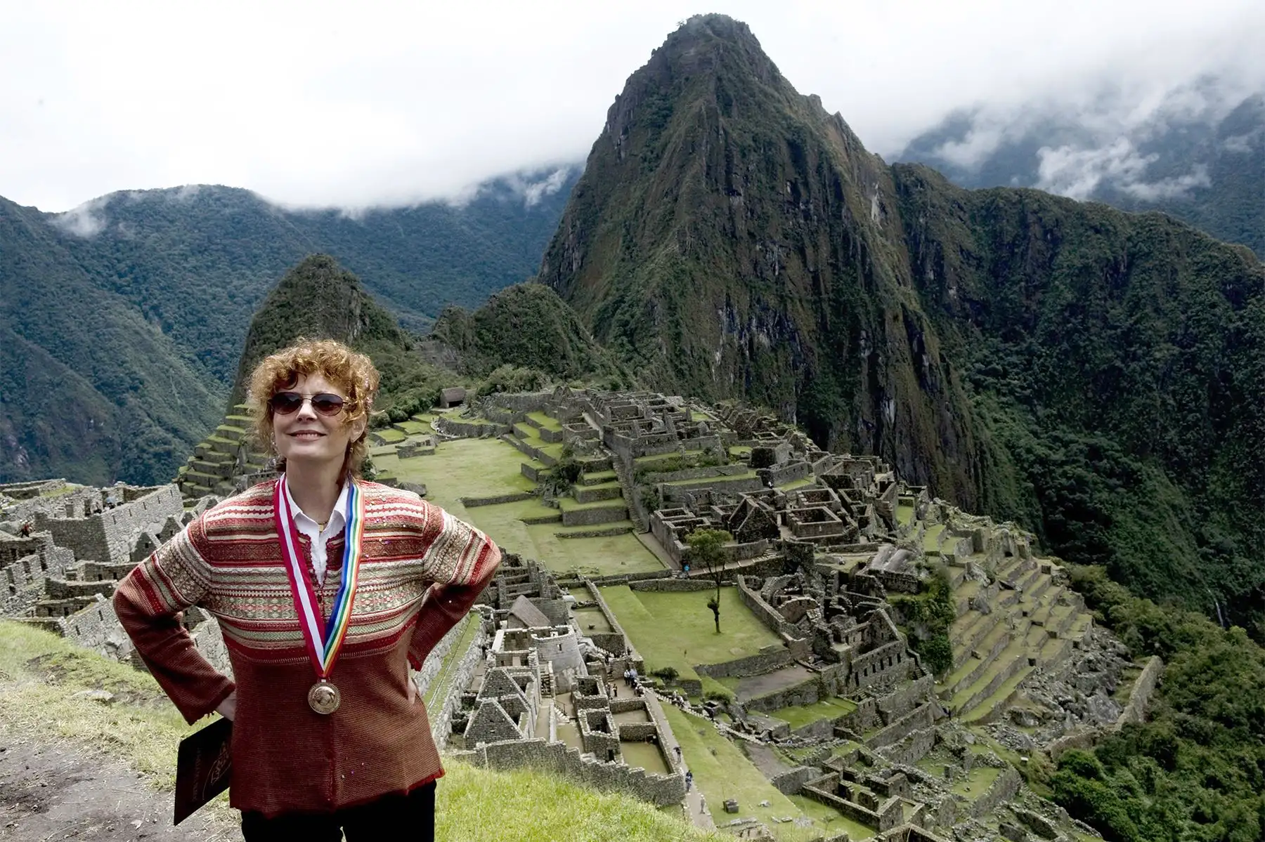 Cusco - 1 abril 2010 / La actriz estadounidense Susan Sarandon posa a su llegada al sitio arqueológico de Machu Picchu. La reapertura formal de la antigua ciudadela inca se llevó a cabo el jueves, de la mano de la actriz de Hollywood Sarandon. La ciudadela, ubicada a unos 2.500 metros  sobre el nivel del mar, es el sitio más visitado de América del Sur. Foto: AFP