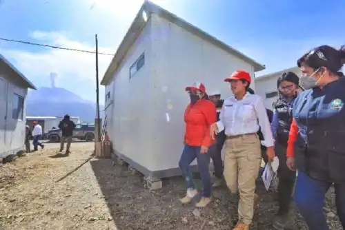 La ministra Paola Lazarte inspeccionó el albergue de Sirahuaya, adonde se recibirá a la población que necesita ser evacuada.