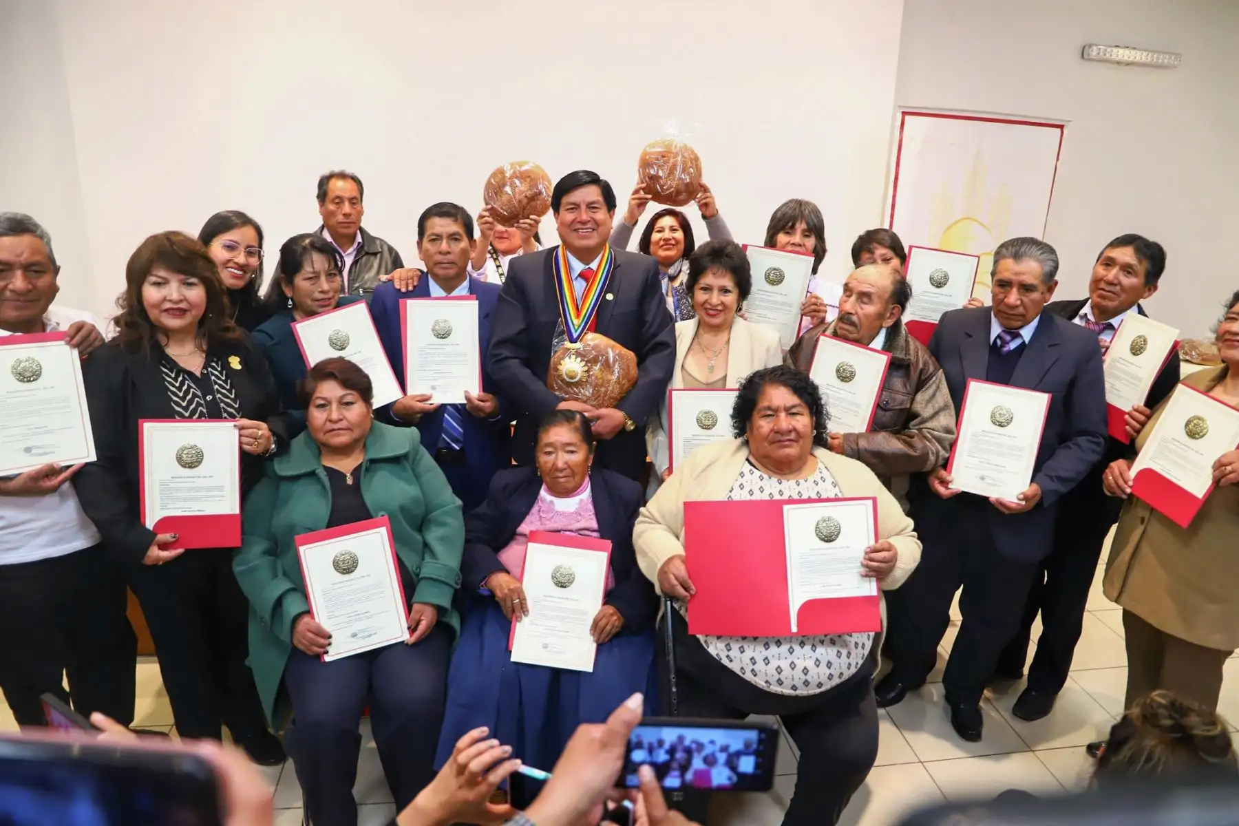 La municipalidad provincial del Cusco reconoció en una ceremonia pública a quince panaderos tradicionalistas, considerados como los más antiguos de la ciudad, por la destacada labor en la alimentación de la ciudadanía cusqueña. El acto fue en el centro de convenciones del palacio municipal, donde el alcalde Luis Pantoja Calvo y regidores, valoraron el noble trabajo con la harina refinada y harina de trigo producida en la provincia cusqueña de Paruro.
Foto: ANDINA/Muni Cusco