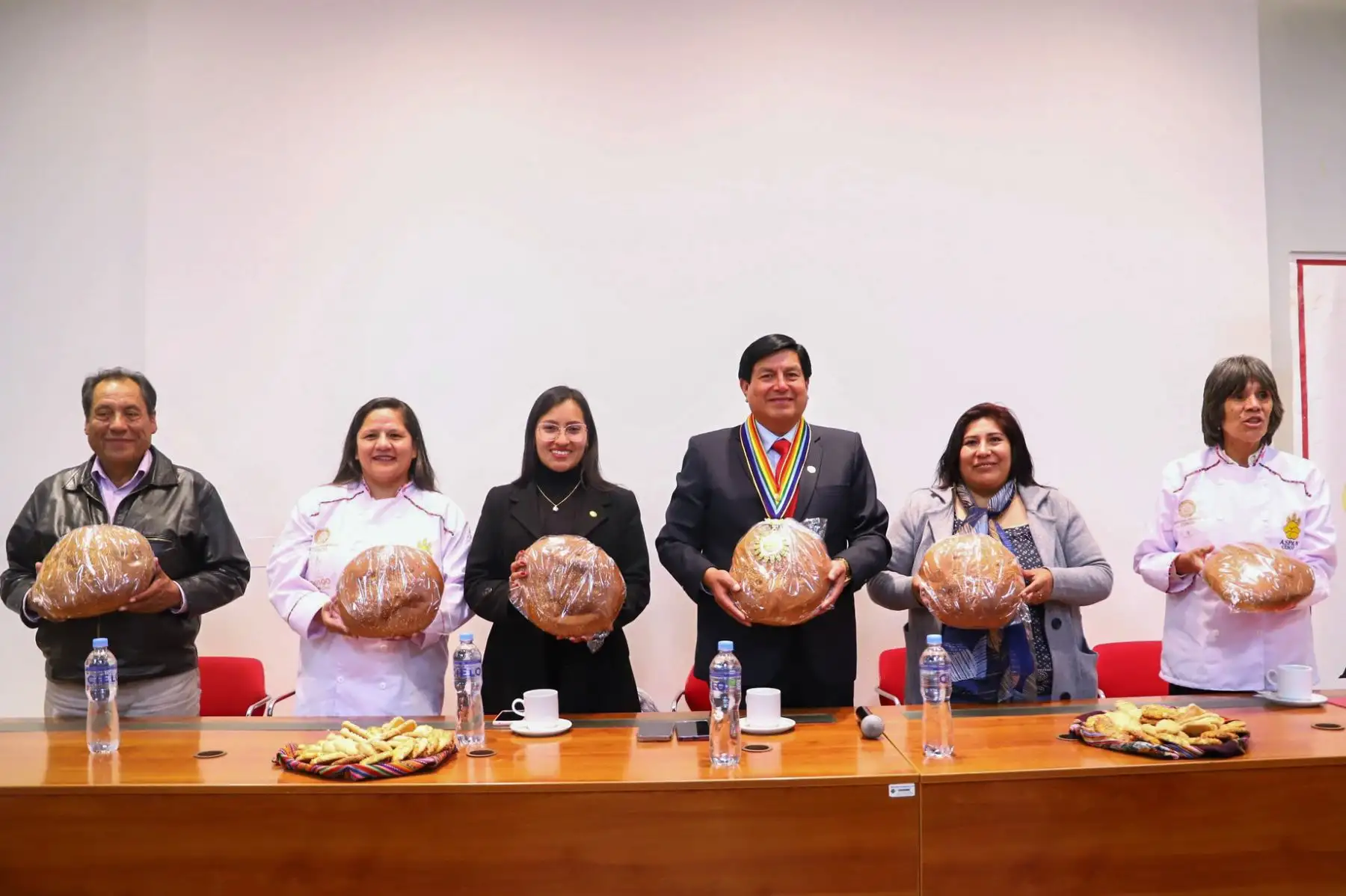 La municipalidad provincial del Cusco reconoció en una ceremonia pública a quince panaderos tradicionalistas, considerados como los más antiguos de la ciudad, por la destacada labor en la alimentación de la ciudadanía cusqueña. El acto fue en el centro de convenciones del palacio municipal, donde el alcalde Luis Pantoja Calvo y regidores, valoraron el noble trabajo con la harina refinada y harina de trigo producida en la provincia cusqueña de Paruro.
Foto: ANDINA/Muni Cusco