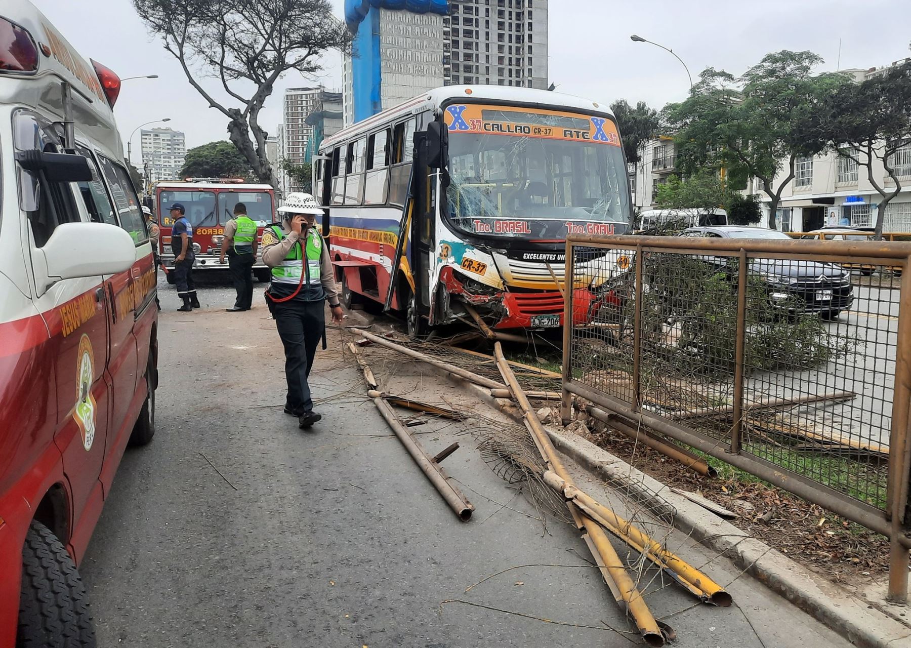 Accidente en la avenida Brasil porque a un bus de transporte público se le bacearon los frenos. INTERNET/Medios.