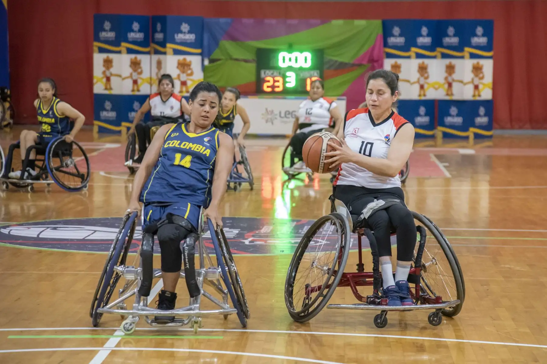 Con entrega y determinación las manos peruanas ágiles y diestras de nuestra selección femenina de baloncesto en silla de ruedas, como dibujando trazos en el aire se impusieron ante Colombia 29 a 22, en el Clasificatorio a los Juegos Parapanamericanos, que se juega en el Polideportivo 1 de la sede Legado VIDENA.
Foto: ANDINA/Legado