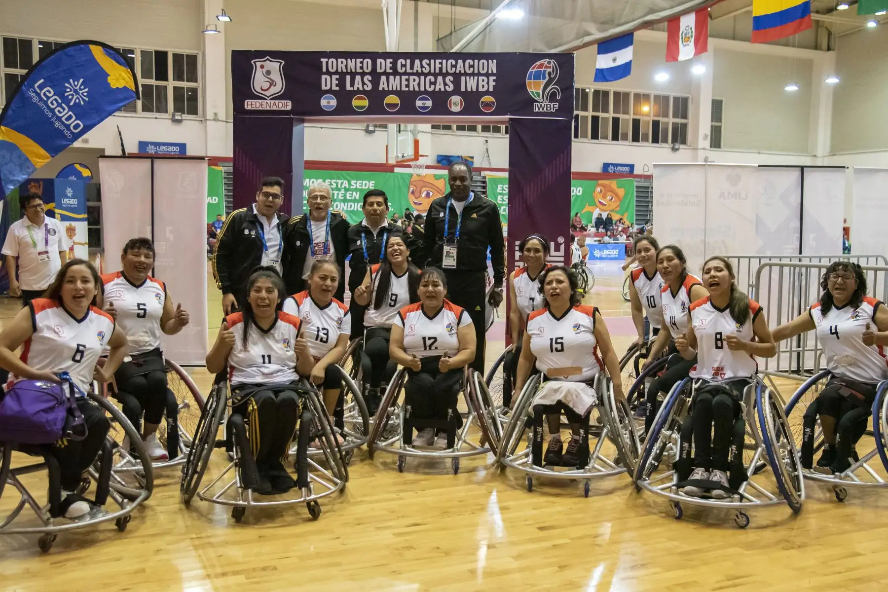 Con entrega y determinación las manos peruanas ágiles y diestras de nuestra selección femenina de baloncesto en silla de ruedas, como dibujando trazos en el aire se impusieron ante Colombia 29 a 22, en el Clasificatorio a los Juegos Parapanamericanos, que se juega en el Polideportivo 1 de la sede Legado VIDENA.
Foto: ANDINA/Legado