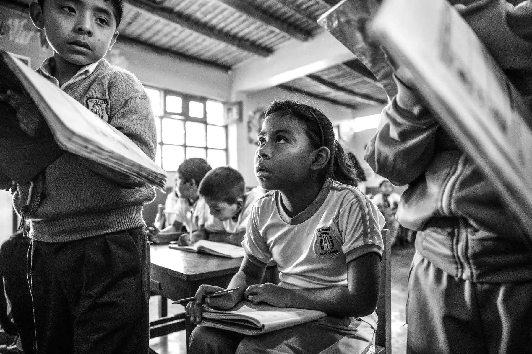 Liz Emmita en su colegio del Alto Laredo en Chincha. “He conocido niños y jóvenes que esperan un trasplante. Les digo que no pierdan la fe, que se encomienden a nuestro Señor Crucificado de Chincha y luchen como yo. He luchado por mi hija; nos duele la situación de nuestros hijos, pero tenemos que salir adelante. Mi bendición para los doctores de EsSalud. Les pido que sigan peleando para devolverles la sonrisa a los niños como mi hija”. Foto: ANDINA/ Carlos Lezama Villantoy
