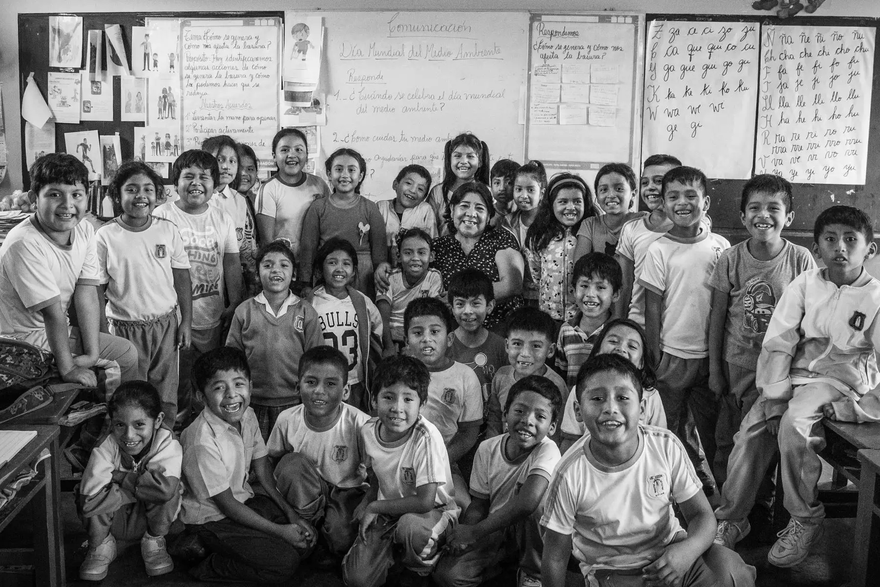 Liz Emmita, posa para la fotografía,al lado de su profesora y sus compañeros de colegio en Chincha. Foto: ANDINA/ Carlos Lezama Villantoy