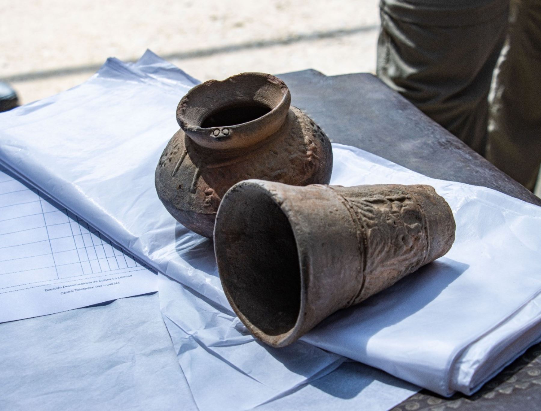 Valiosas piezas arqueológicas, pertenecientes a diversas culturas, fueron recuperadas las autoridades de Cultura de La Libertad. Los objetos eran ofrecidos en el mercado informal Tacorita de Trujillo. ANDINA/Difusión