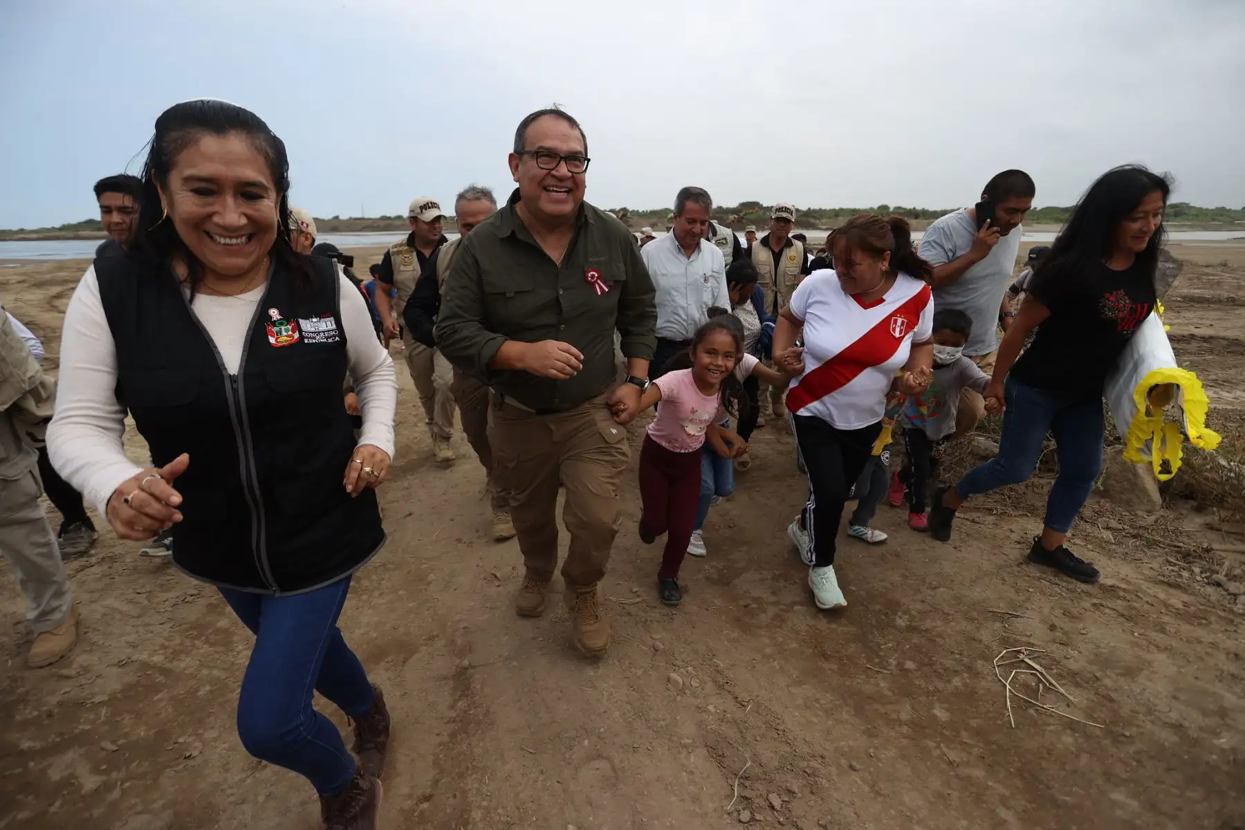 El presidente del Consejo de Ministros, Alberto Otárola Peñaranda, acompañado por la ministra de Desarrollo Agrario y Riego, Nelly Paredes y el ministro de la Producción, Raúl Pérez-Reyes, supervisó los trabajos de prevención dispuestas por el Ejecutivo, en coordinación con el Gobierno Regional de Lambayeque, para enfrentar la llegada del Fenómeno El Niño (FEN) en el Perú.
Foto: ANDINA/PCM