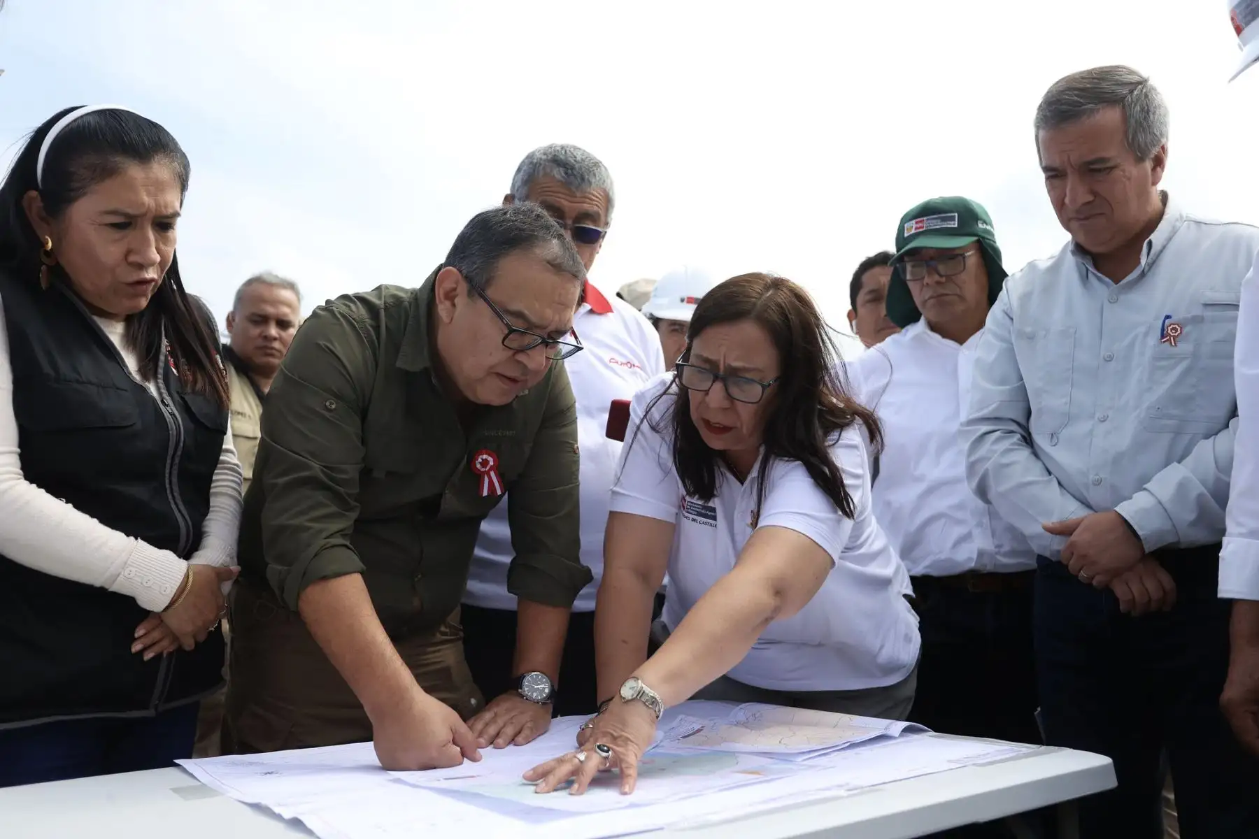 El presidente del Consejo de Ministros, Alberto Otárola Peñaranda, acompañado por la ministra de Desarrollo Agrario y Riego, Nelly Paredes y el ministro de la Producción, Raúl Pérez-Reyes, supervisó los trabajos de prevención dispuestas por el Ejecutivo, en coordinación con el Gobierno Regional de Lambayeque, para enfrentar la llegada del Fenómeno El Niño (FEN) en el Perú.
Foto: ANDINA/PCM