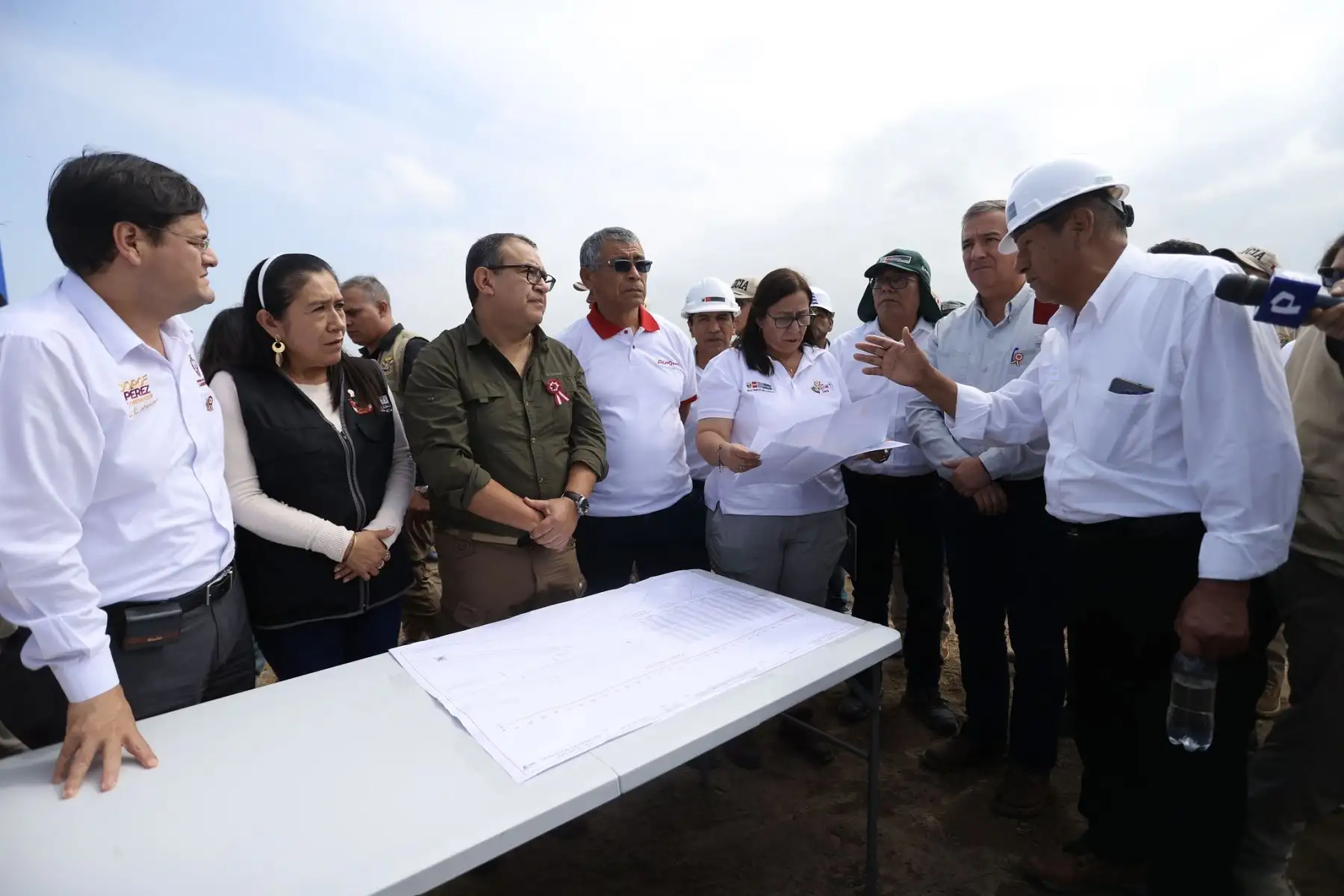 El presidente del Consejo de Ministros, Alberto Otárola Peñaranda, acompañado por la ministra de Desarrollo Agrario y Riego, Nelly Paredes y el ministro de la Producción, Raúl Pérez-Reyes, supervisó los trabajos de prevención dispuestas por el Ejecutivo, en coordinación con el Gobierno Regional de Lambayeque, para enfrentar la llegada del Fenómeno El Niño (FEN) en el Perú.
Foto: ANDINA/PCM