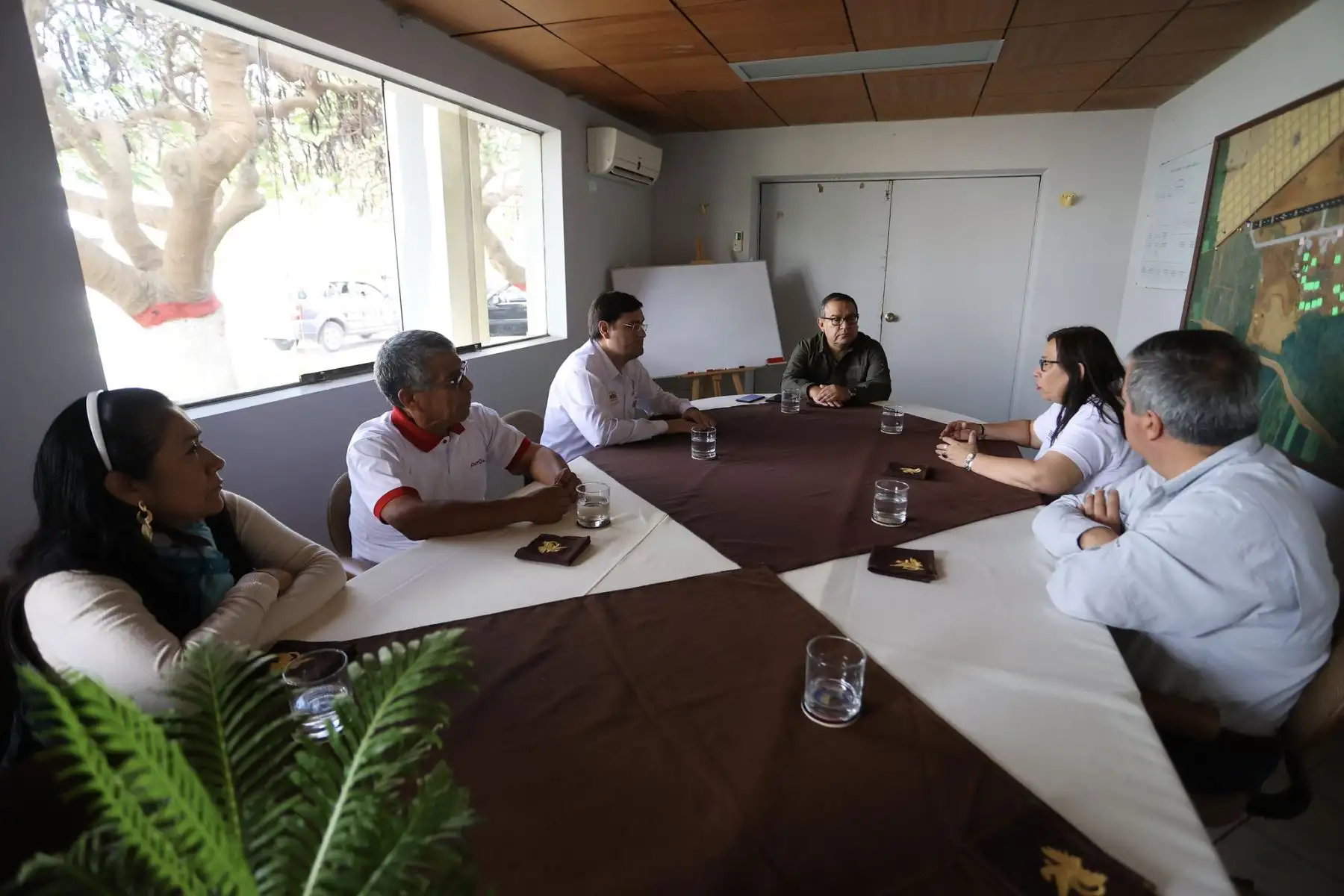 El presidente del Consejo de Ministros, Alberto Otárola Peñaranda, acompañado por la ministra de Desarrollo Agrario y Riego, Nelly Paredes y el ministro de la Producción, Raúl Pérez-Reyes, supervisó los trabajos de prevención dispuestas por el Ejecutivo, en coordinación con el Gobierno Regional de Lambayeque, para enfrentar la llegada del Fenómeno El Niño (FEN) en el Perú.
Foto: ANDINA/PCM