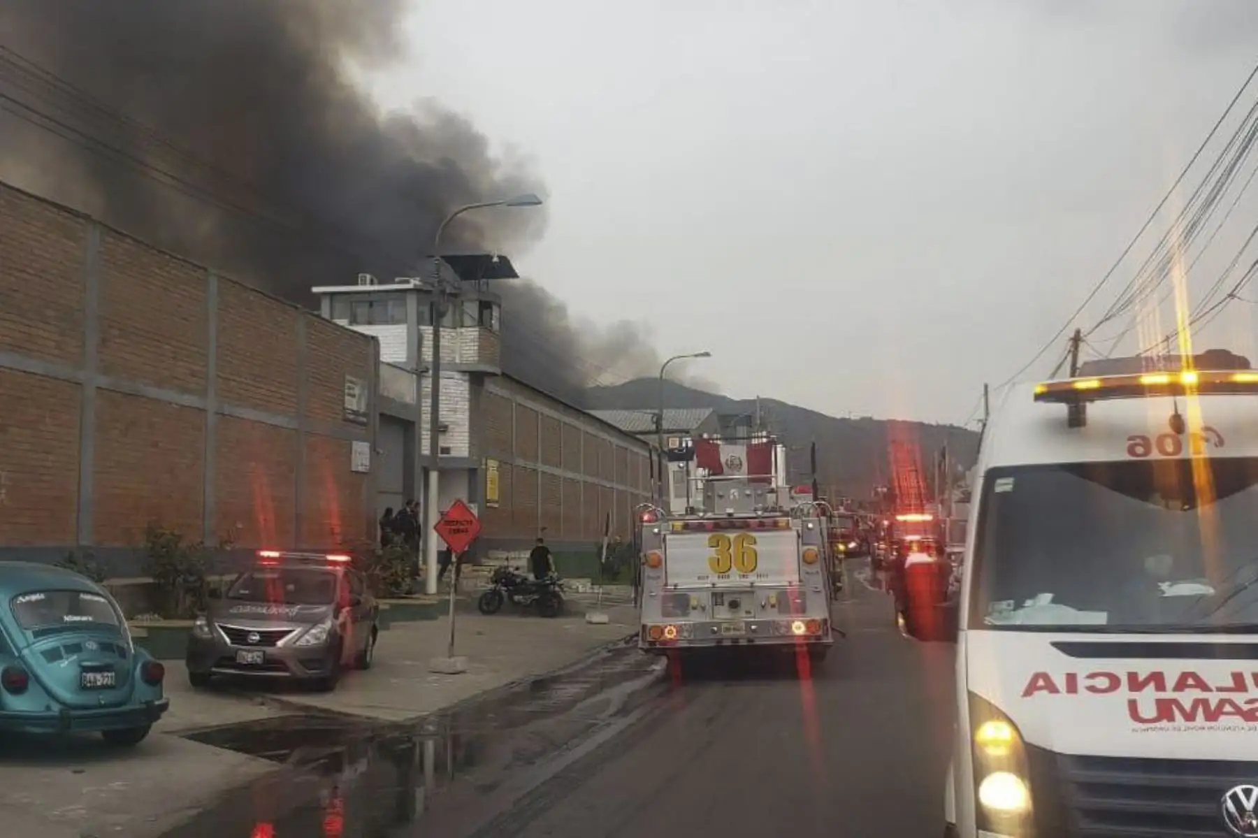 Un incendio de grandes proporciones (código 3) se registra esta tarde en un almacén de telas y otros productos textiles en el distrito limeño de San Juan de Lurigancho.
El Cuerpo General de Bomberos Voluntarios del Perú (CGBVP) informó que 19 de sus unidades trabajan en la extinción de este siniestro.
Foto: twitter