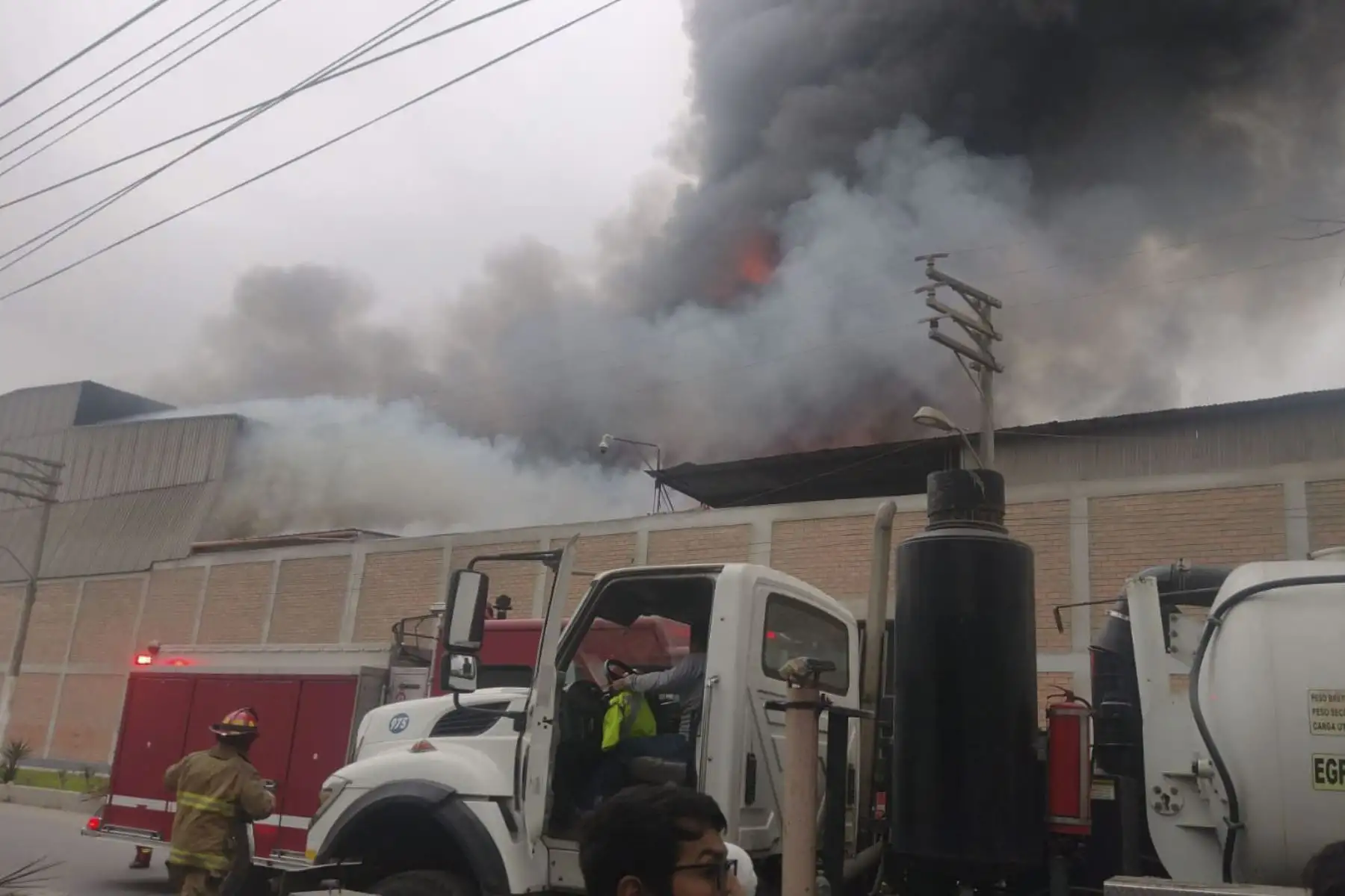 Un incendio de grandes proporciones (código 3) se registra esta tarde en un almacén de telas y otros productos textiles en el distrito limeño de San Juan de Lurigancho.
El Cuerpo General de Bomberos Voluntarios del Perú (CGBVP) informó que 19 de sus unidades trabajan en la extinción de este siniestro.
Foto: twitter