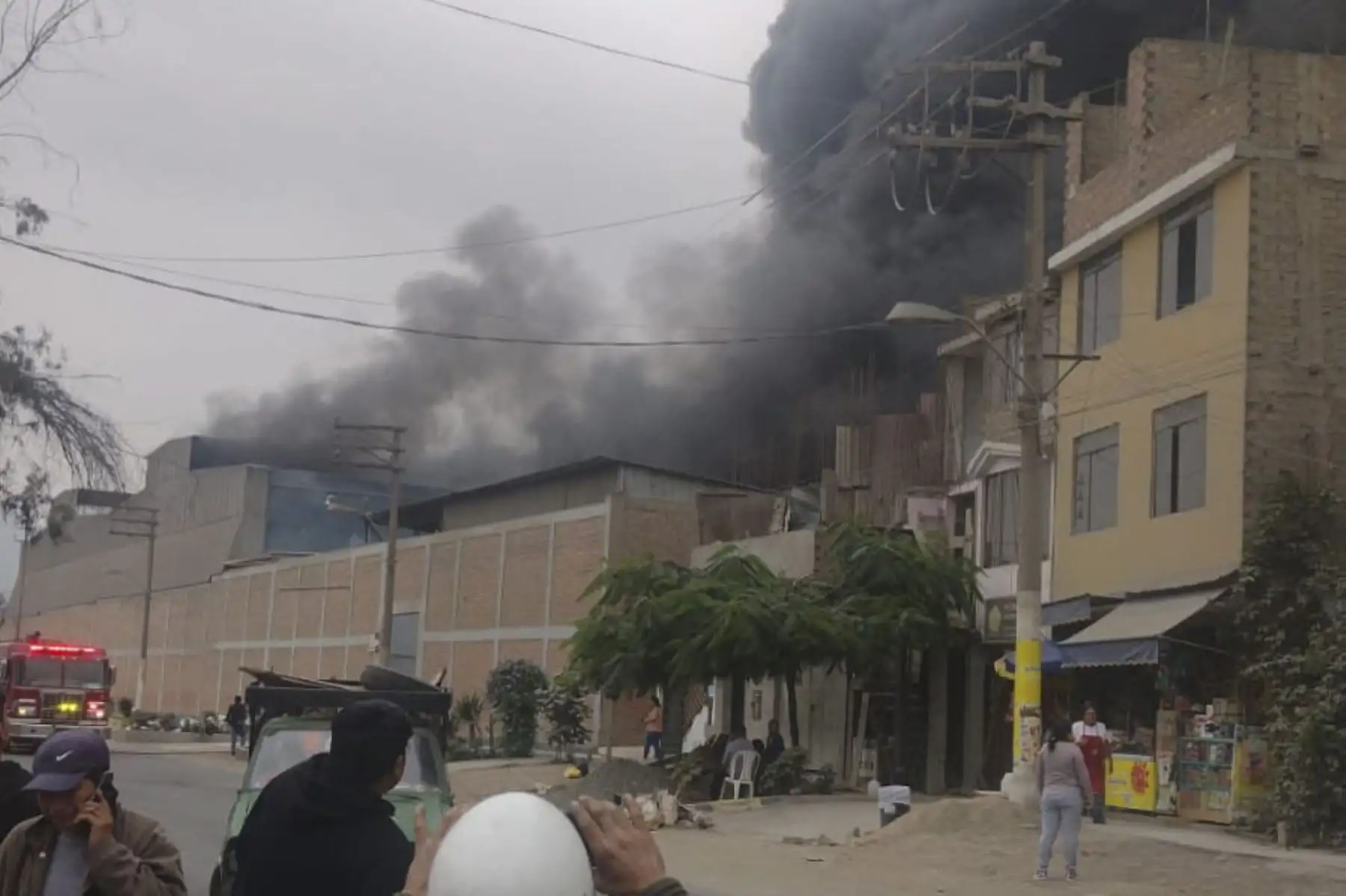 Un incendio de grandes proporciones (código 3) se registra esta tarde en un almacén de telas y otros productos textiles en el distrito limeño de San Juan de Lurigancho.
El Cuerpo General de Bomberos Voluntarios del Perú (CGBVP) informó que 19 de sus unidades trabajan en la extinción de este siniestro.
Foto: twitter