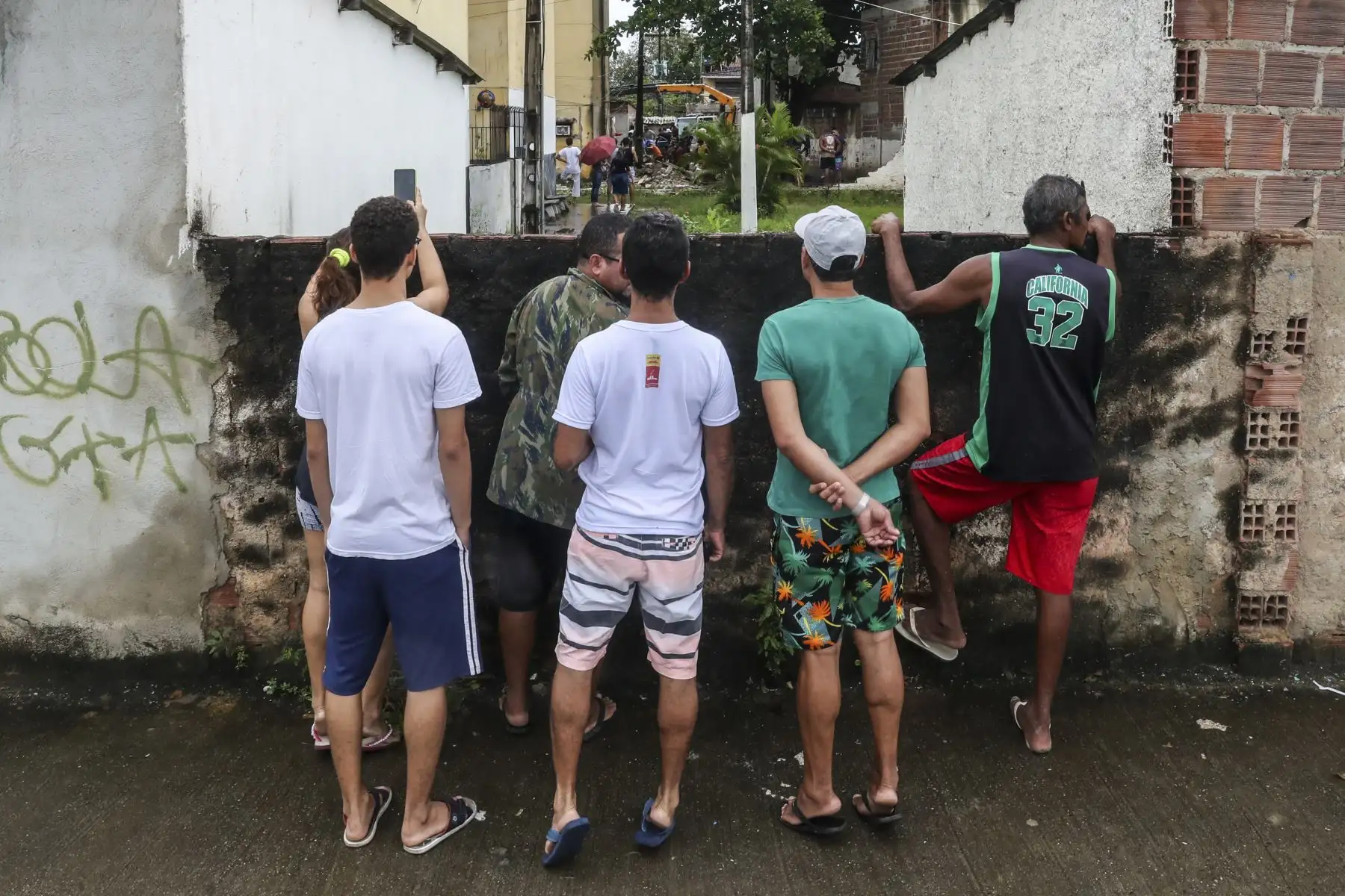 Varias personas observan las labores de rescate tras el colapso de un edificio hoy, en Paulista, en la región metropolitana de Recife, capital del estado de Pernambuco,Brasil donde al menos 2 personas murieron y otras 15 continúan atrapadas bajo los escombros o desaparecidas después de que un edificio residencial se desplomó en la ciudad brasileña de Paulista informaron este viernes los bomberos.
Foto: EFE