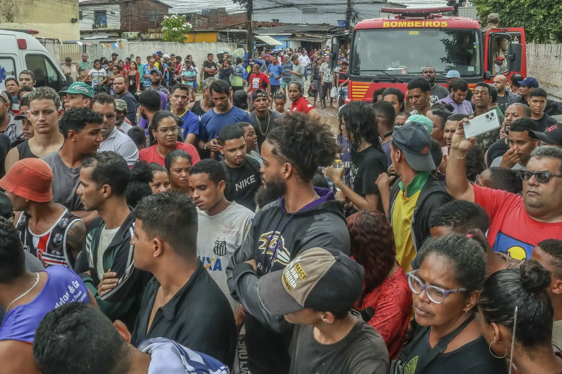 Varias personas observan las labores de rescate tras el colapso de un edificio hoy, en Paulista, en la región metropolitana de Recife, capital del estado de Pernambuco,Brasil donde al menos 2 personas murieron y otras 15 continúan atrapadas bajo los escombros o desaparecidas después de que un edificio residencial se desplomó en la ciudad brasileña de Paulista informaron este viernes los bomberos.
Foto: EFE