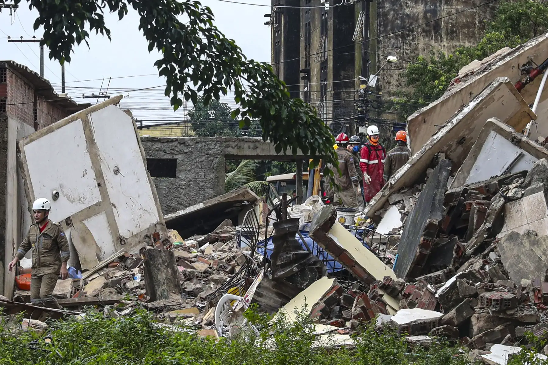 Organismos de socorro atienden la emergencia tras el desplome de un edificio debido a las fuertes lluvias, hoy, en la localidad de Paulista, en la ciudad de Recife, Pernambuco, Brasil. De acuerdo al cuerpo de Bomberos, hay al menos nueve residentes bajo los escombros, entre los que se encuentran menores de edad.
Foto: EFE