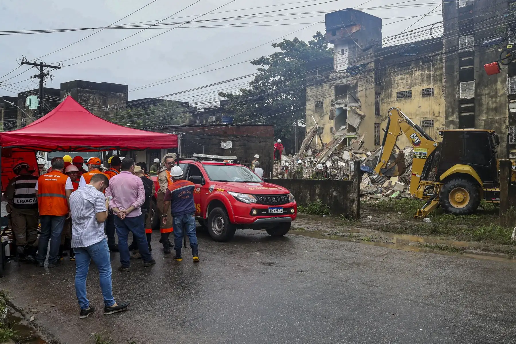 Organismos de socorro atienden la emergencia tras el desplome de un edificio debido a las fuertes lluvias, hoy, en la localidad de Paulista, en la ciudad de Recife, Pernambuco, Brasil. De acuerdo al cuerpo de Bomberos, hay al menos nueve residentes bajo los escombros, entre los que se encuentran menores de edad.
Foto: EFE