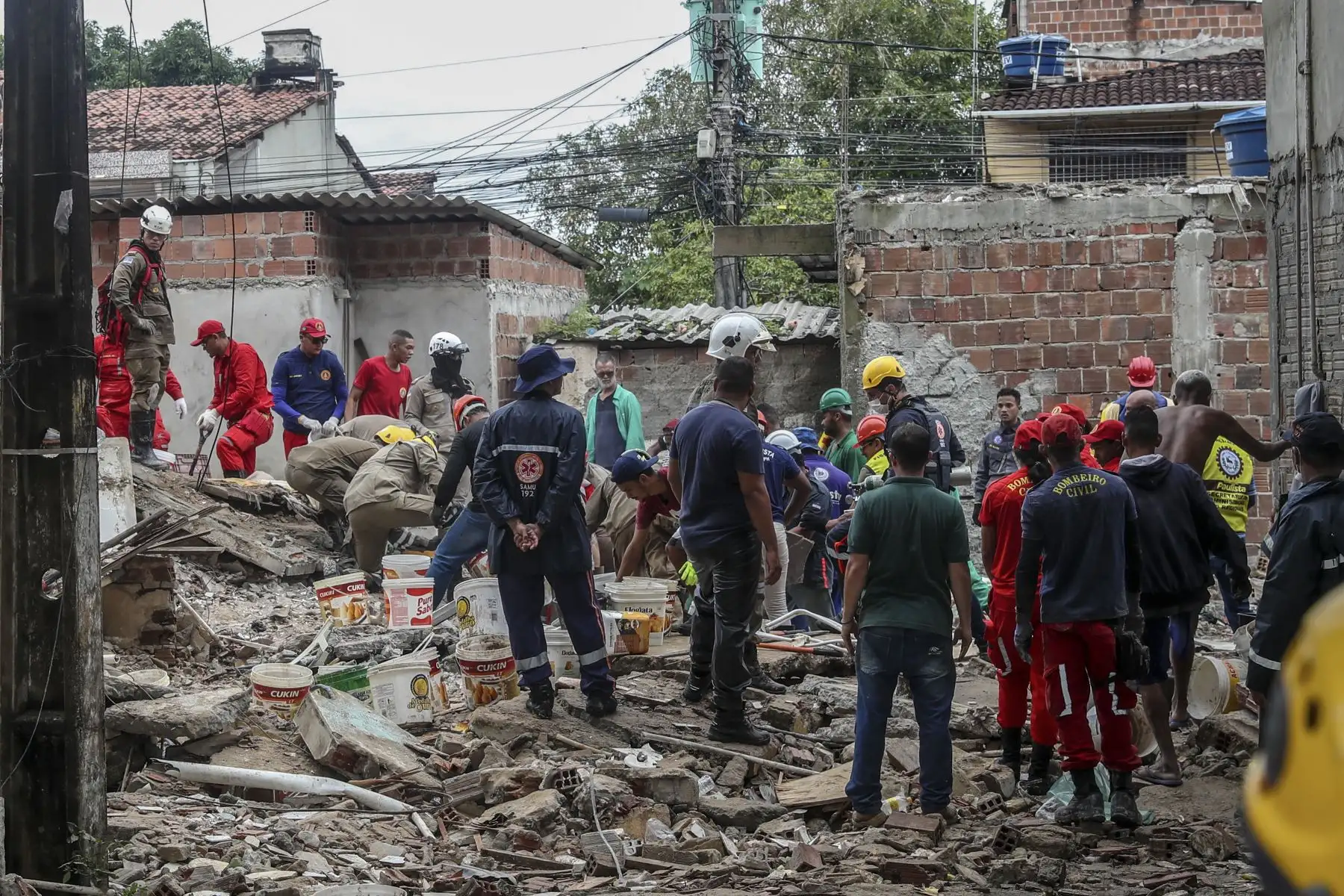 Organismos de socorro atienden la emergencia tras el desplome de un edificio debido a las fuertes lluvias, hoy, en la localidad de Paulista, en la ciudad de Recife, Pernambuco, Brasil. De acuerdo al cuerpo de Bomberos, hay al menos nueve residentes bajo los escombros, entre los que se encuentran menores de edad.
Foto: EFE