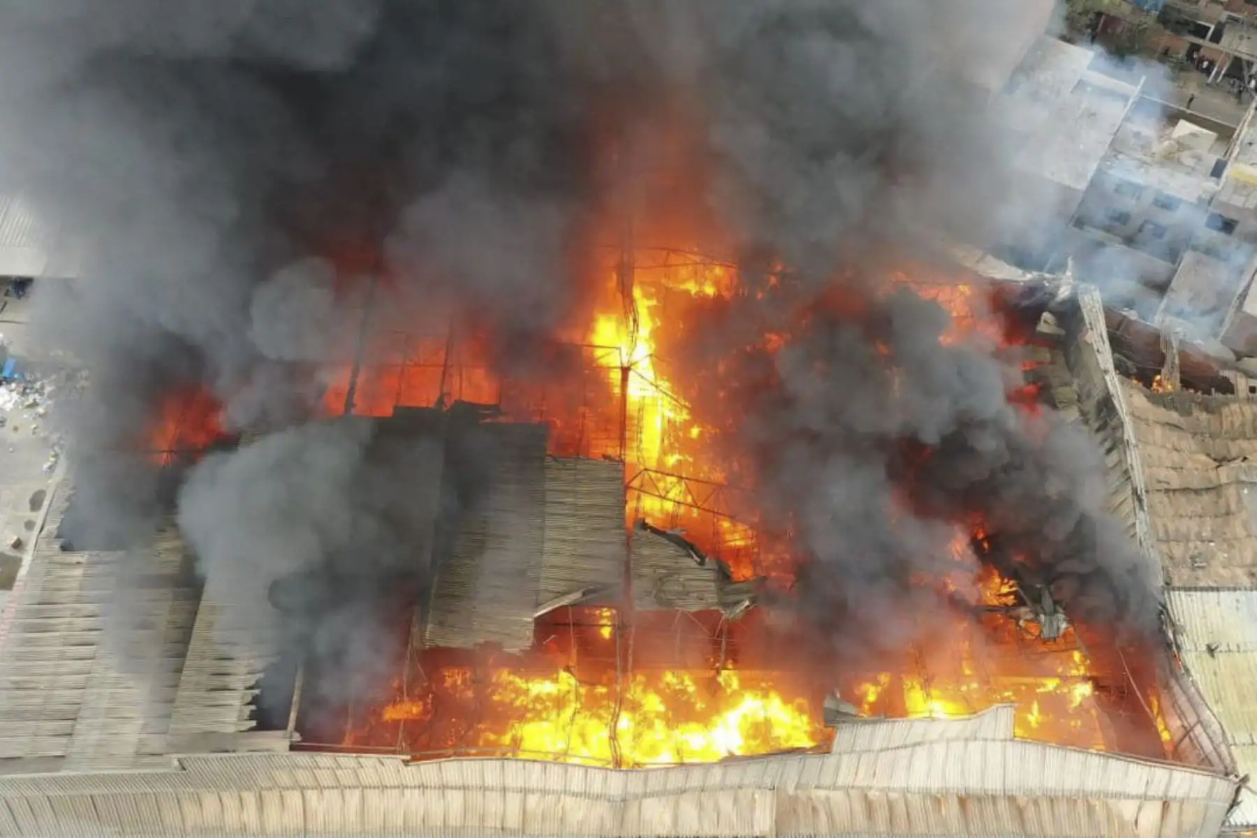 Se reporta un incendio en un almacén de telas, ubicado en la Av. Lurigancho 1349 del distrito de San Juan de Lurigancho.
Foto: Gestión del Riesgo de Desastres de Lima