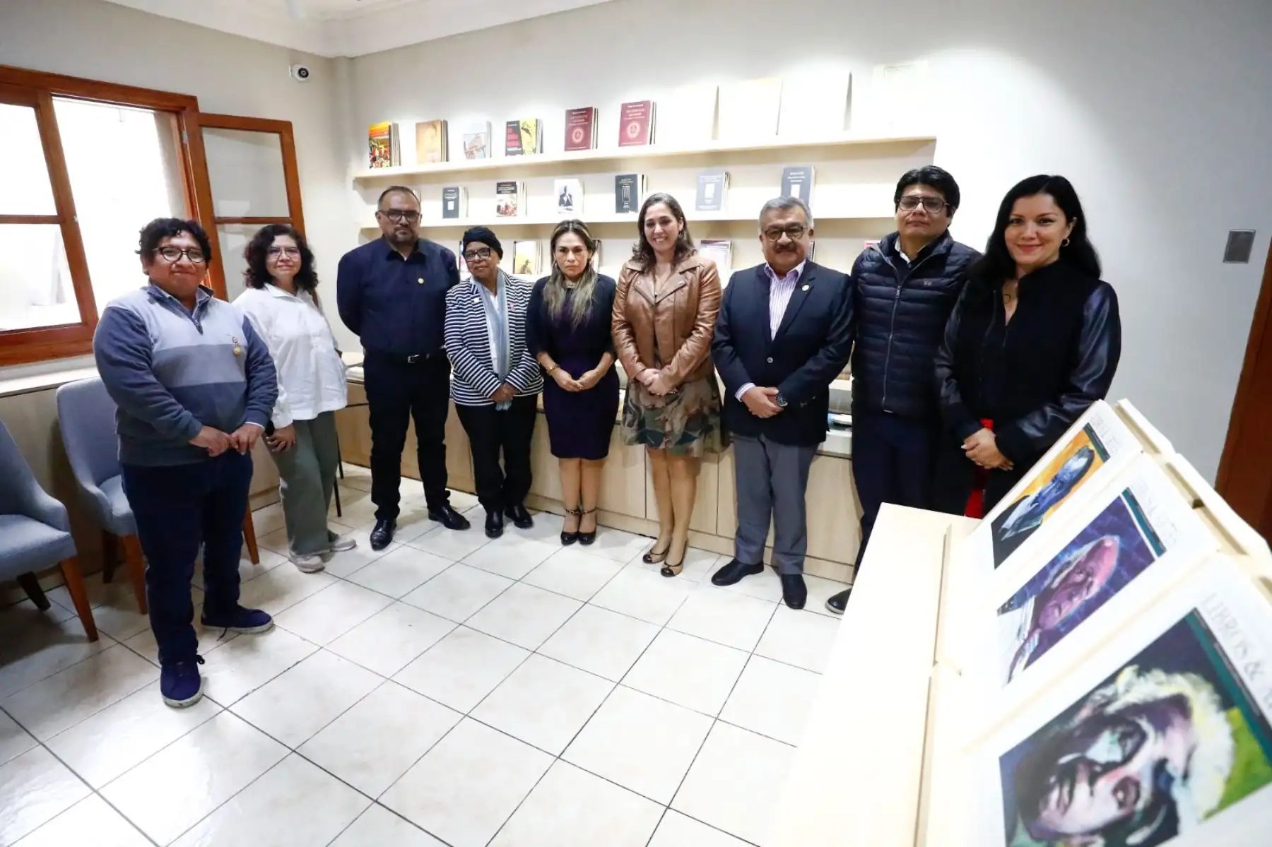 Esta reapertura se da con el objetivo de acercar el libro y la lectura a la comunidad y además difundir la cultura. La viceministra de Patrimonio Cultural e Industrias Culturales, Victoria Rosas Chávez, participó en la reinauguración de la librería “Juan Mejía Baca”, ubicada en la Gran Biblioteca Pública de Lima y estuvo acompañada de Fabiola Vergara, jefa institucional de la Biblioteca Nacional.
Foto: ANDINA/BNP