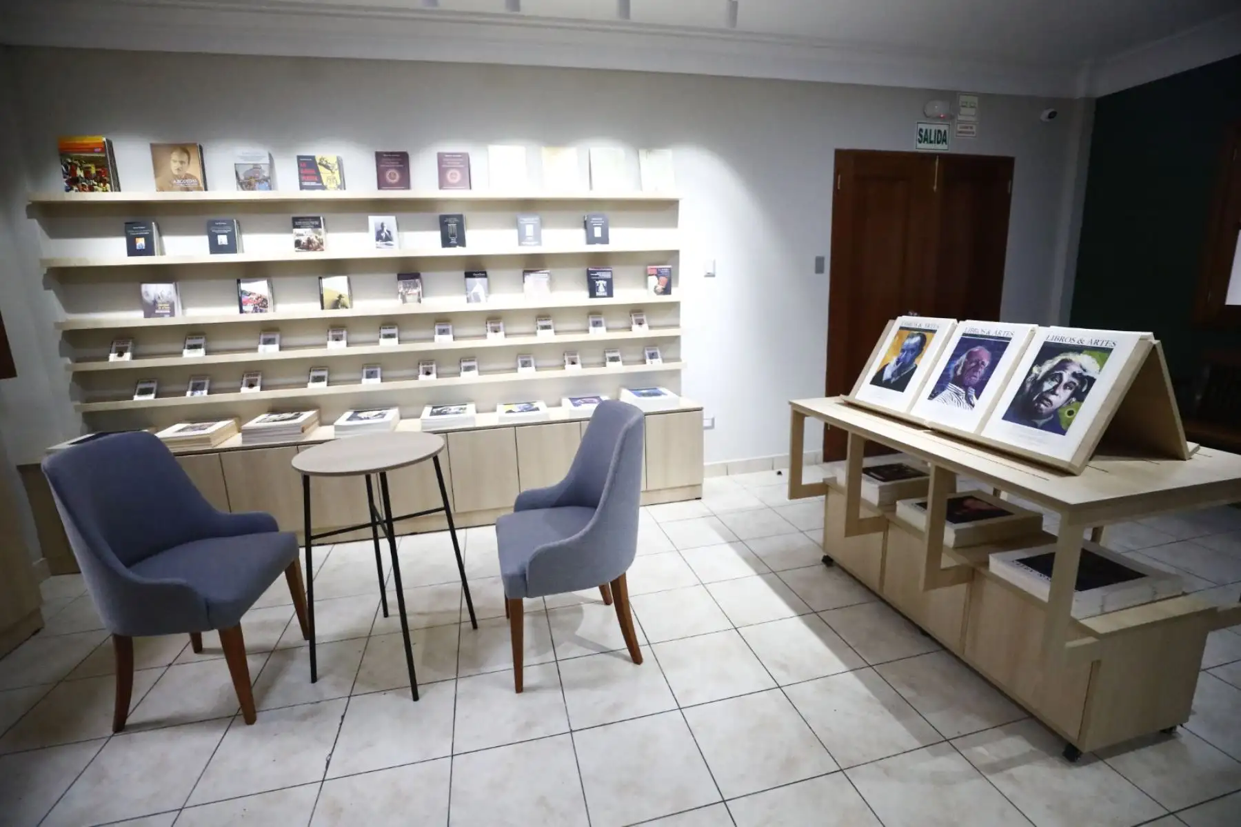 Esta reapertura se da con el objetivo de acercar el libro y la lectura a la comunidad y además difundir la cultura. La viceministra de Patrimonio Cultural e Industrias Culturales, Victoria Rosas Chávez, participó en la reinauguración de la librería “Juan Mejía Baca”, ubicada en la Gran Biblioteca Pública de Lima y estuvo acompañada de Fabiola Vergara, jefa institucional de la Biblioteca Nacional.
Foto: ANDINA/BNP
