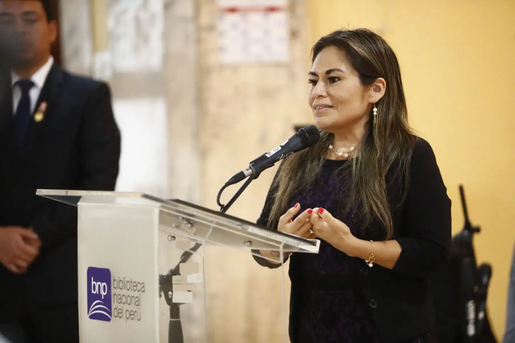 Esta reapertura se da con el objetivo de acercar el libro y la lectura a la comunidad y además difundir la cultura. La viceministra de Patrimonio Cultural e Industrias Culturales, Victoria Rosas Chávez, participó en la reinauguración de la librería “Juan Mejía Baca”, ubicada en la Gran Biblioteca Pública de Lima y estuvo acompañada de Fabiola Vergara, jefa institucional de la Biblioteca Nacional.
Foto: ANDINA/BNP