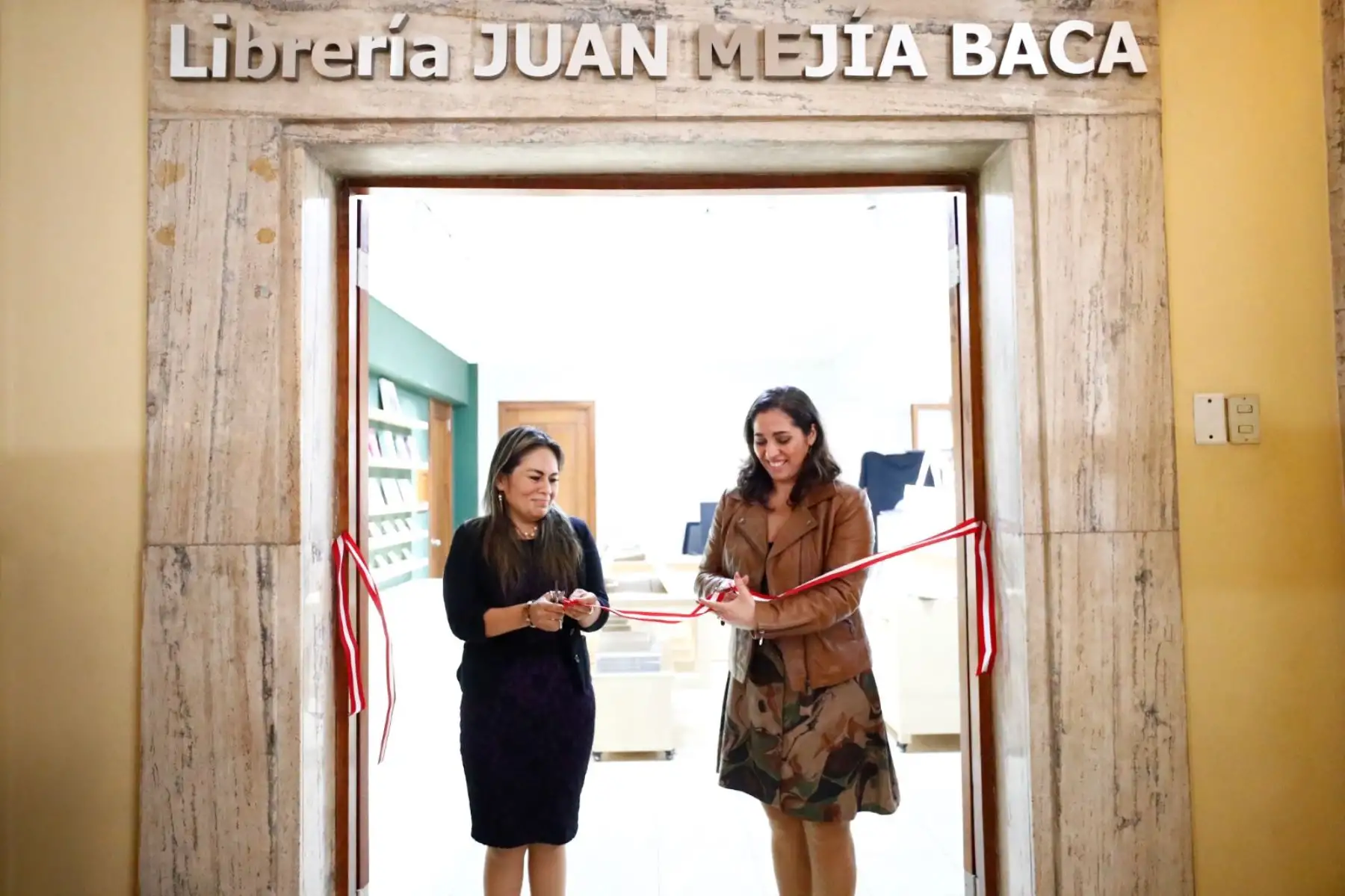 Esta reapertura se da con el objetivo de acercar el libro y la lectura a la comunidad y además difundir la cultura. La viceministra de Patrimonio Cultural e Industrias Culturales, Victoria Rosas Chávez, participó en la reinauguración de la librería “Juan Mejía Baca”, ubicada en la Gran Biblioteca Pública de Lima y estuvo acompañada de Fabiola Vergara, jefa institucional de la Biblioteca Nacional.
Foto: ANDINA/BNP