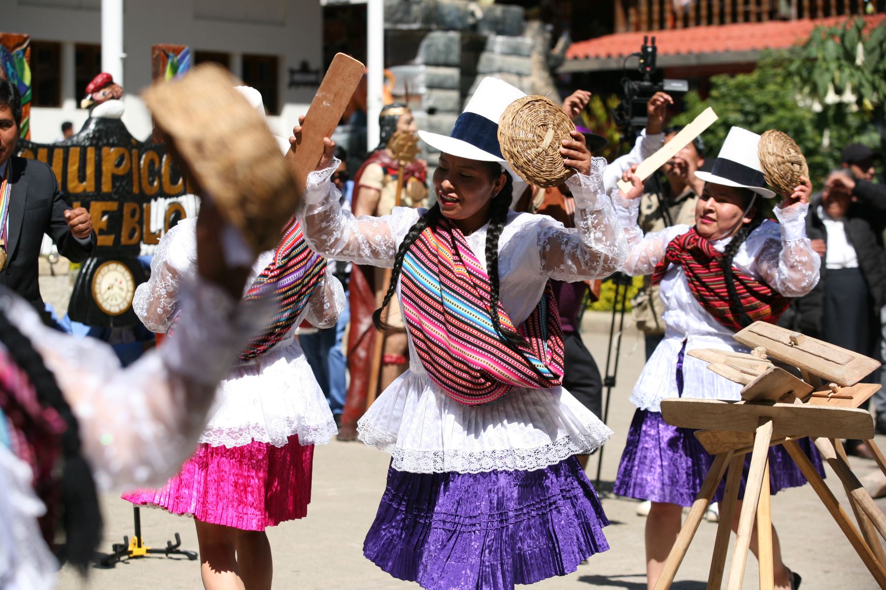 Las danzas se apoderaron de las calles del distrito de Machu Picchu que festeja los 16 años de la declaratoria como maravilla mundial de la ciudadela inca. Foto: ANDINA/Cortesía Percy Hurtado