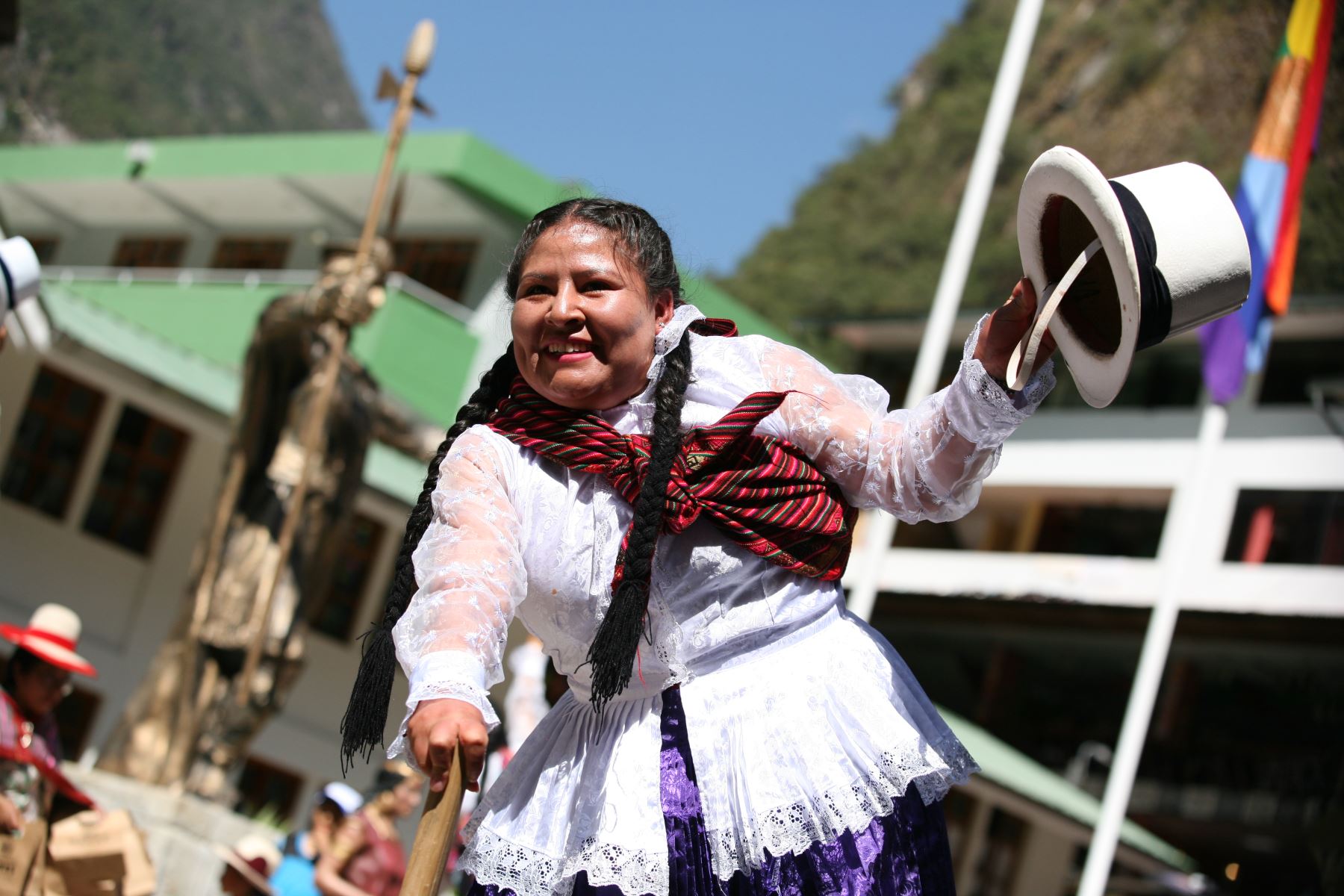 Las danzas se apoderaron de las calles del distrito de Machu Picchu que festeja los 16 años de la declaratoria como maravilla mundial de la ciudadela inca. Foto: ANDINA/Cortesía Percy Hurtado