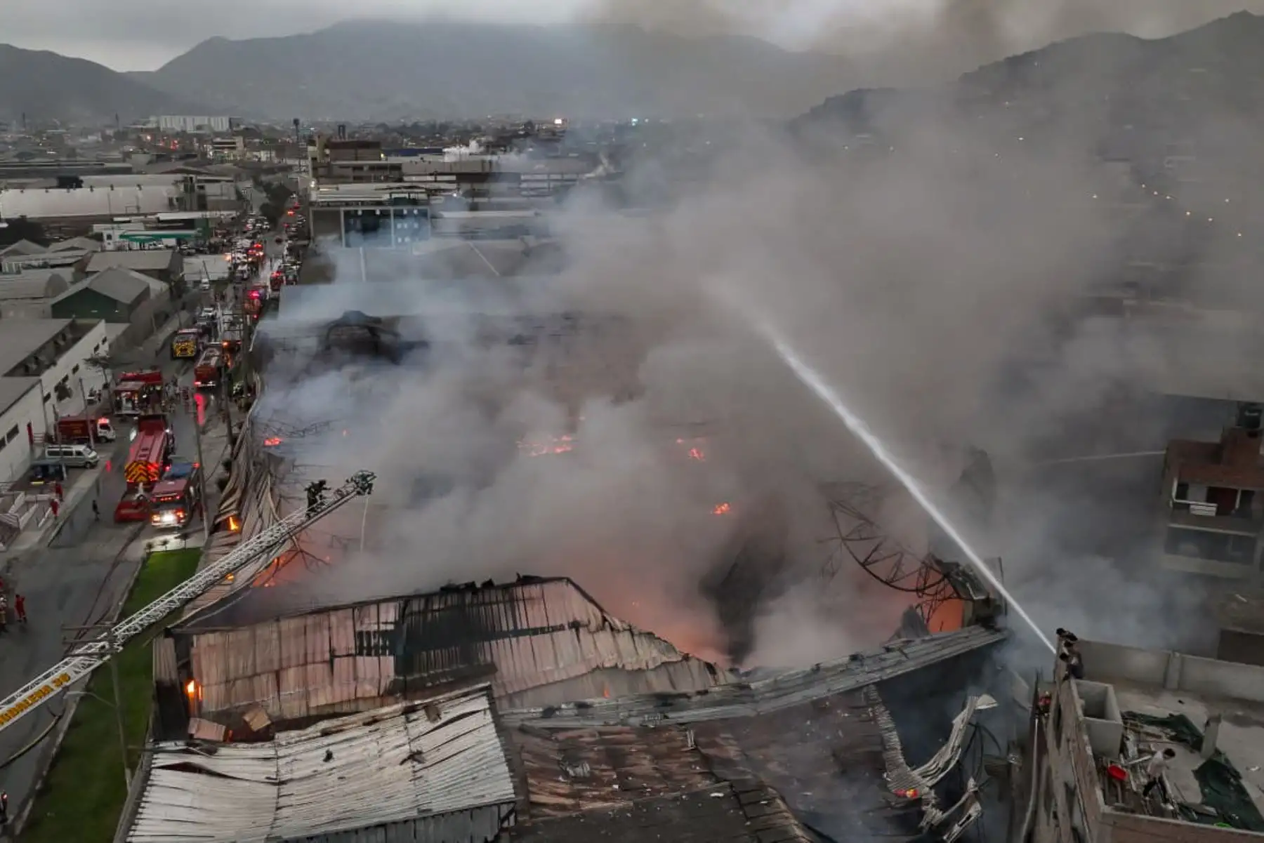 El incendio que se registra en el distrito de San Juan de Lurigancho está centralizado y no hay peligro de que se expanda, informó a esta hora de la tarde el comandante general del Cuerpo General de Bomberos Voluntarios del Perú (CGBVP), Luis Ponce de la Jara.
Foto: ANDINA/Daniel Bracamonte