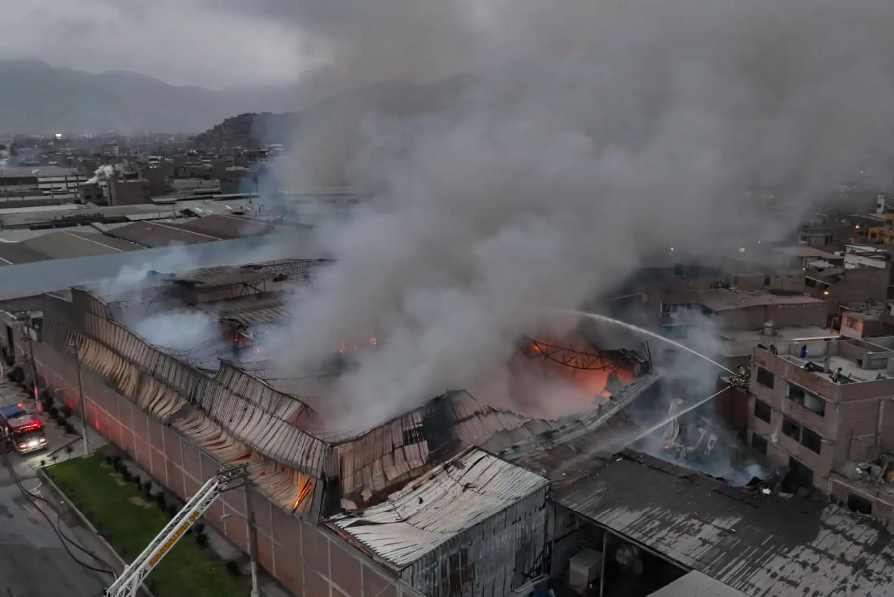 El incendio que se registra en el distrito de San Juan de Lurigancho está centralizado y no hay peligro de que se expanda, informó a esta hora de la tarde el comandante general del Cuerpo General de Bomberos Voluntarios del Perú (CGBVP), Luis Ponce de la Jara.
Foto: ANDINA/Daniel Bracamonte
